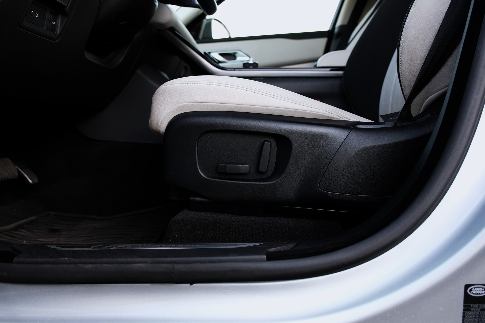 LAND ROVER Range Rover Velar R-Dynamic P 250 Automatic-image-14