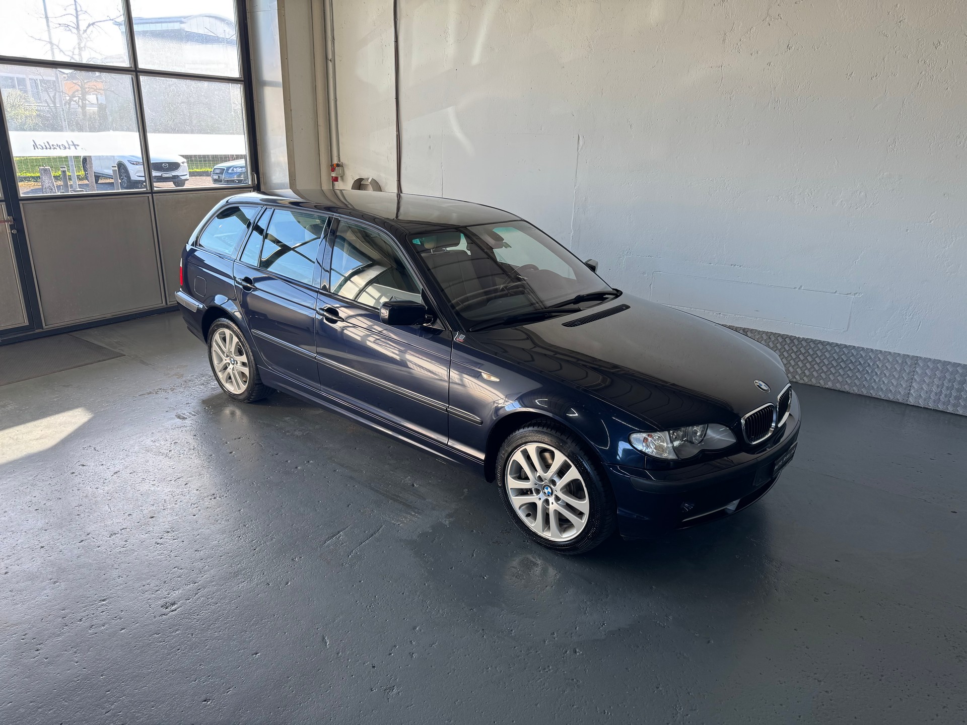 BMW 330xi Touring-image-0