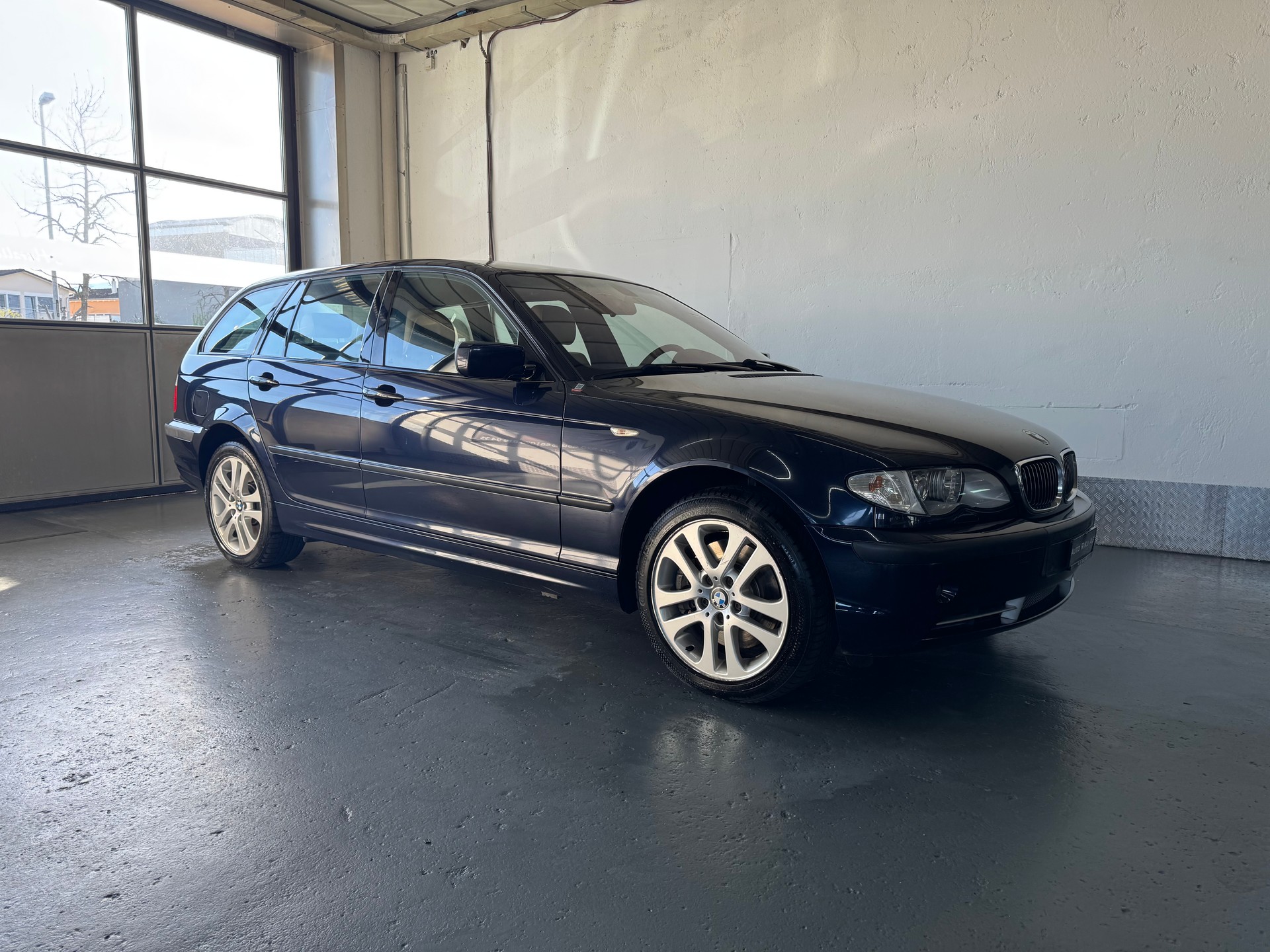 BMW 330xi Touring-image-1
