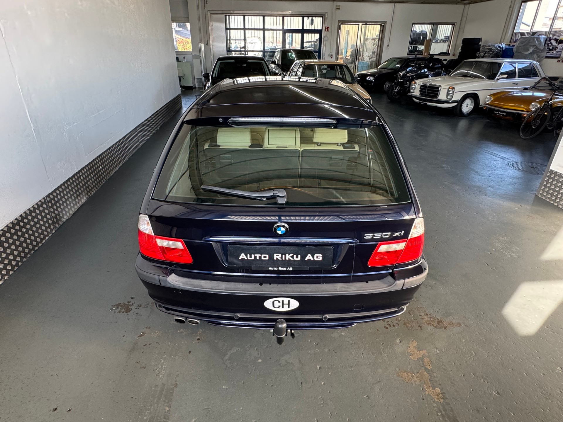 BMW 330xi Touring-image-10