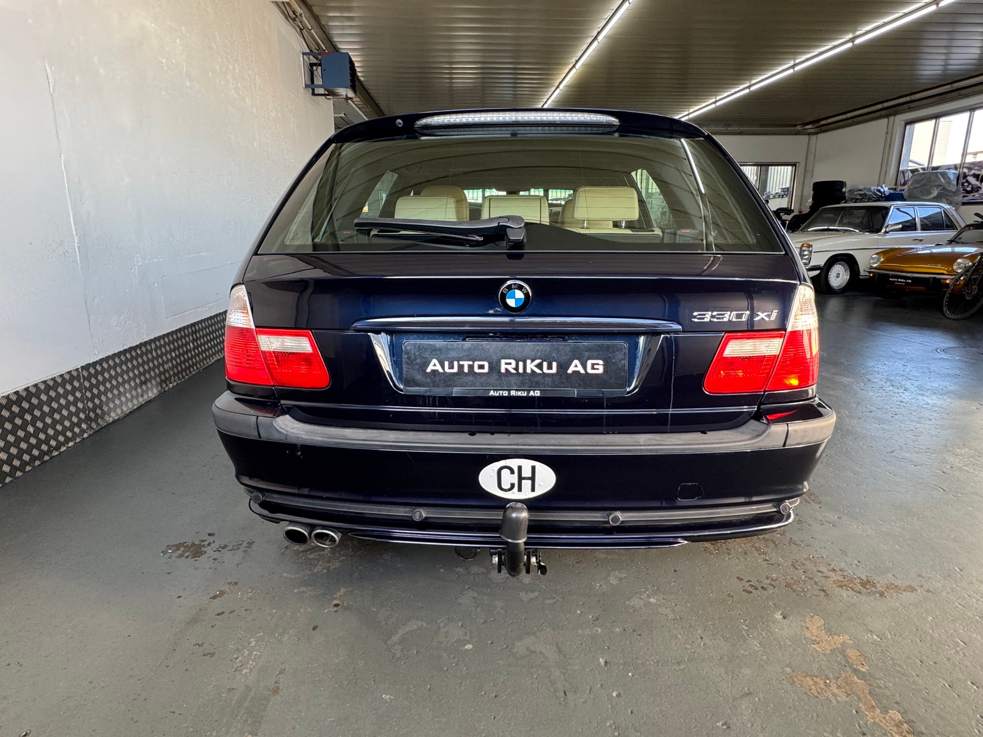 BMW 330xi Touring-image-11