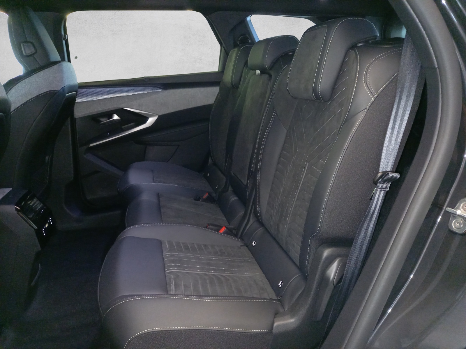 PEUGEOT 5008 1.2 Hybrid GT-image-12