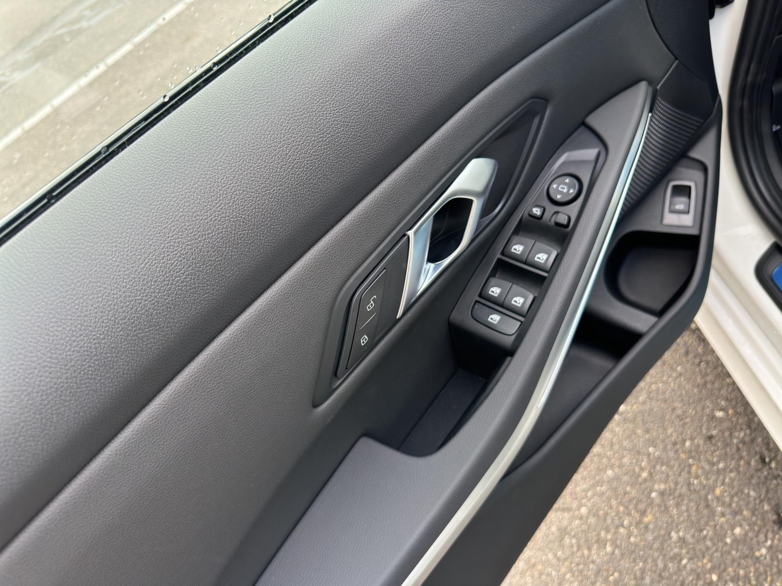 BMW 318d Touring-image-13