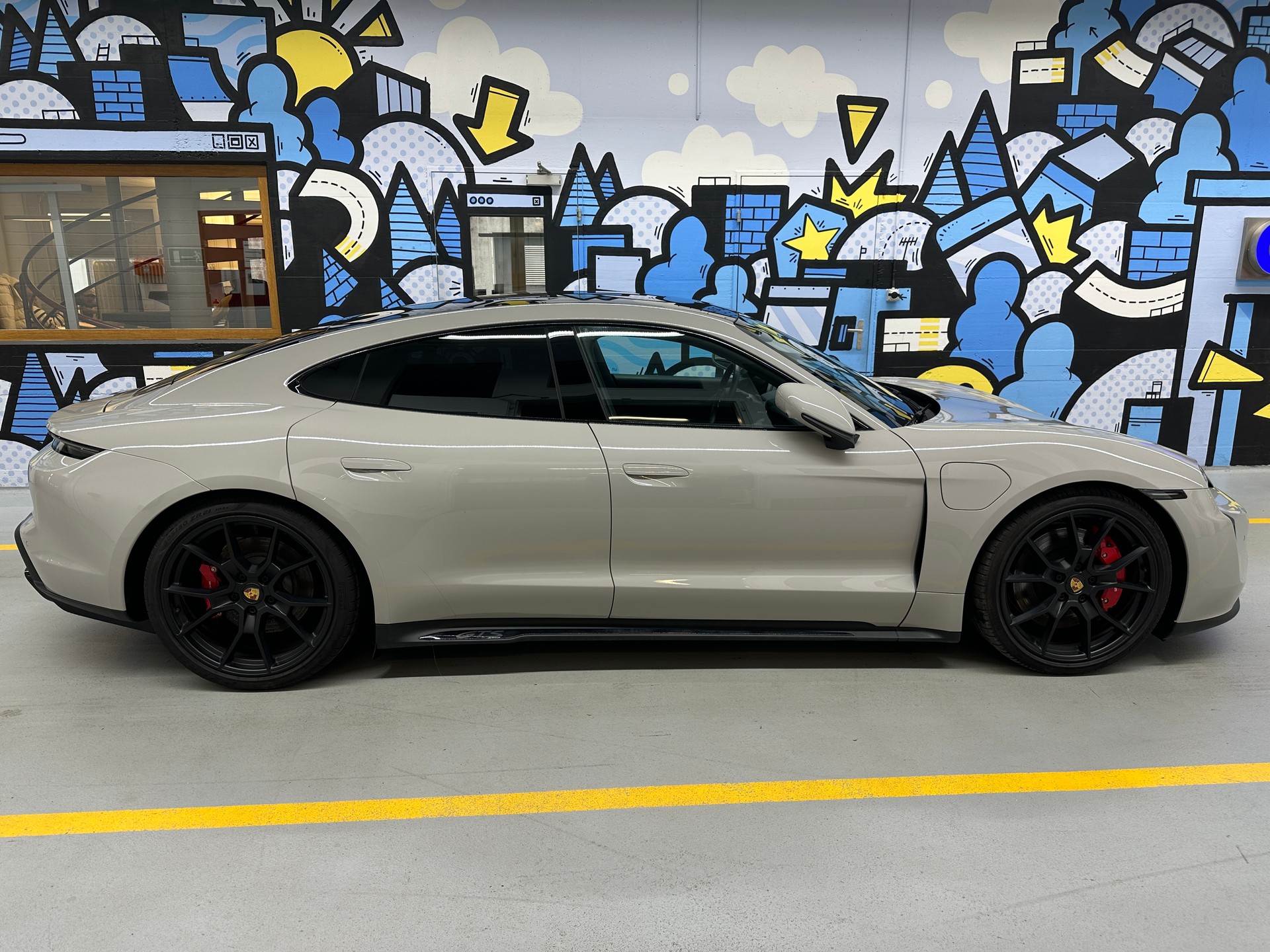 PORSCHE GTS-image-2