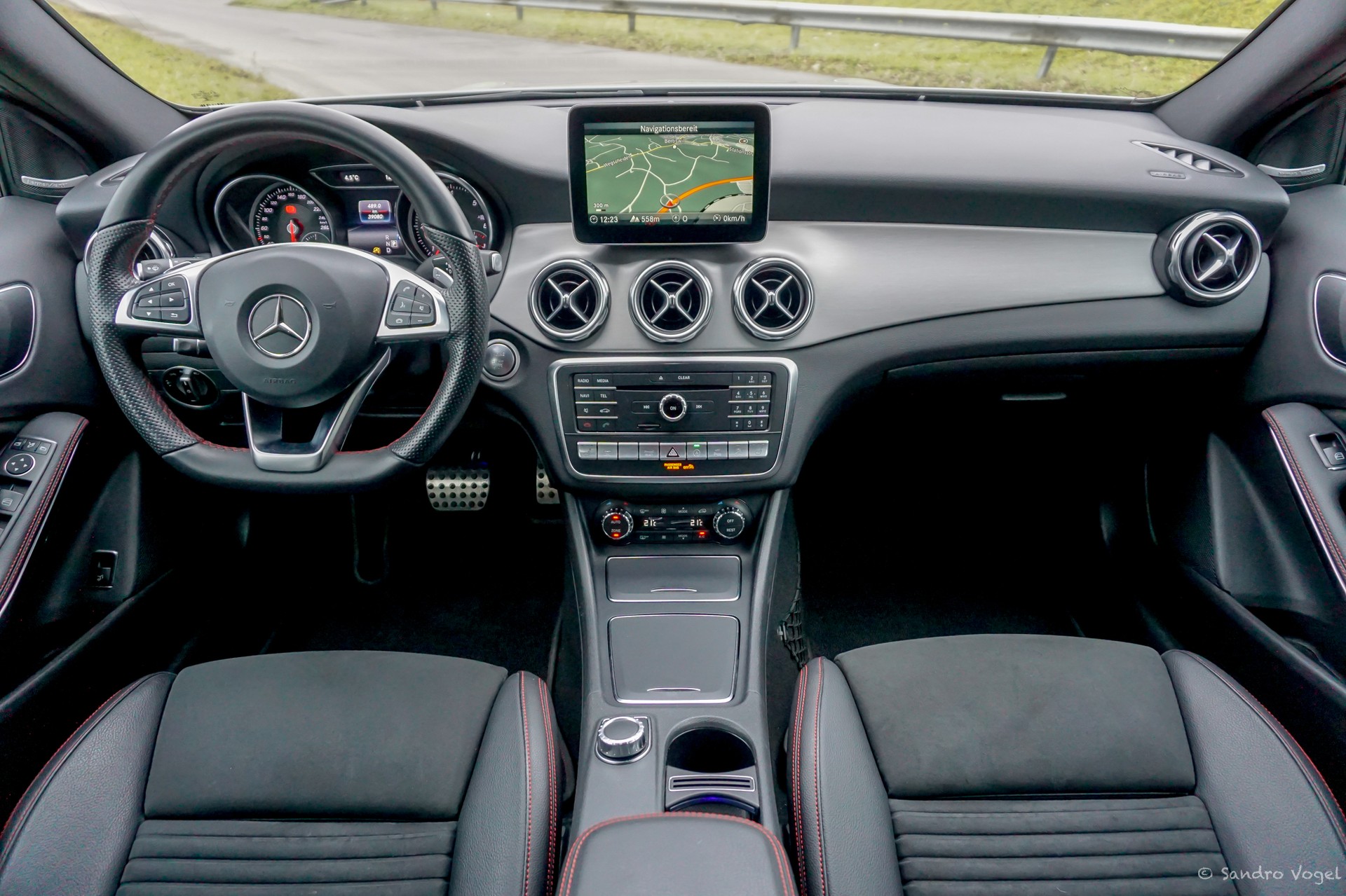 MERCEDES-BENZ GLA 200 d Swiss Star Edition AMG 4Matic 7G-DCT-image-8