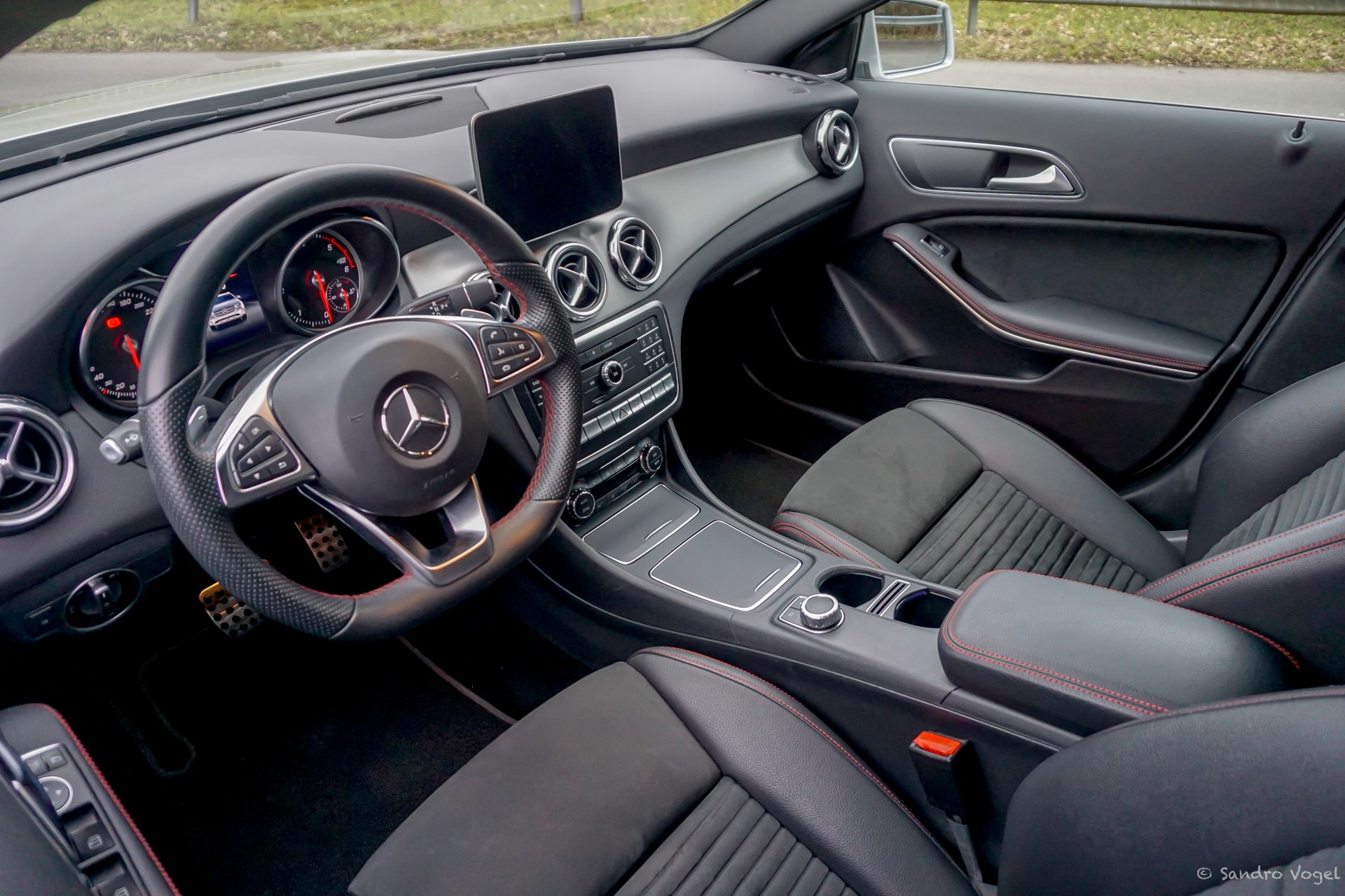 MERCEDES-BENZ GLA 200 d Swiss Star Edition AMG 4Matic 7G-DCT-image-9