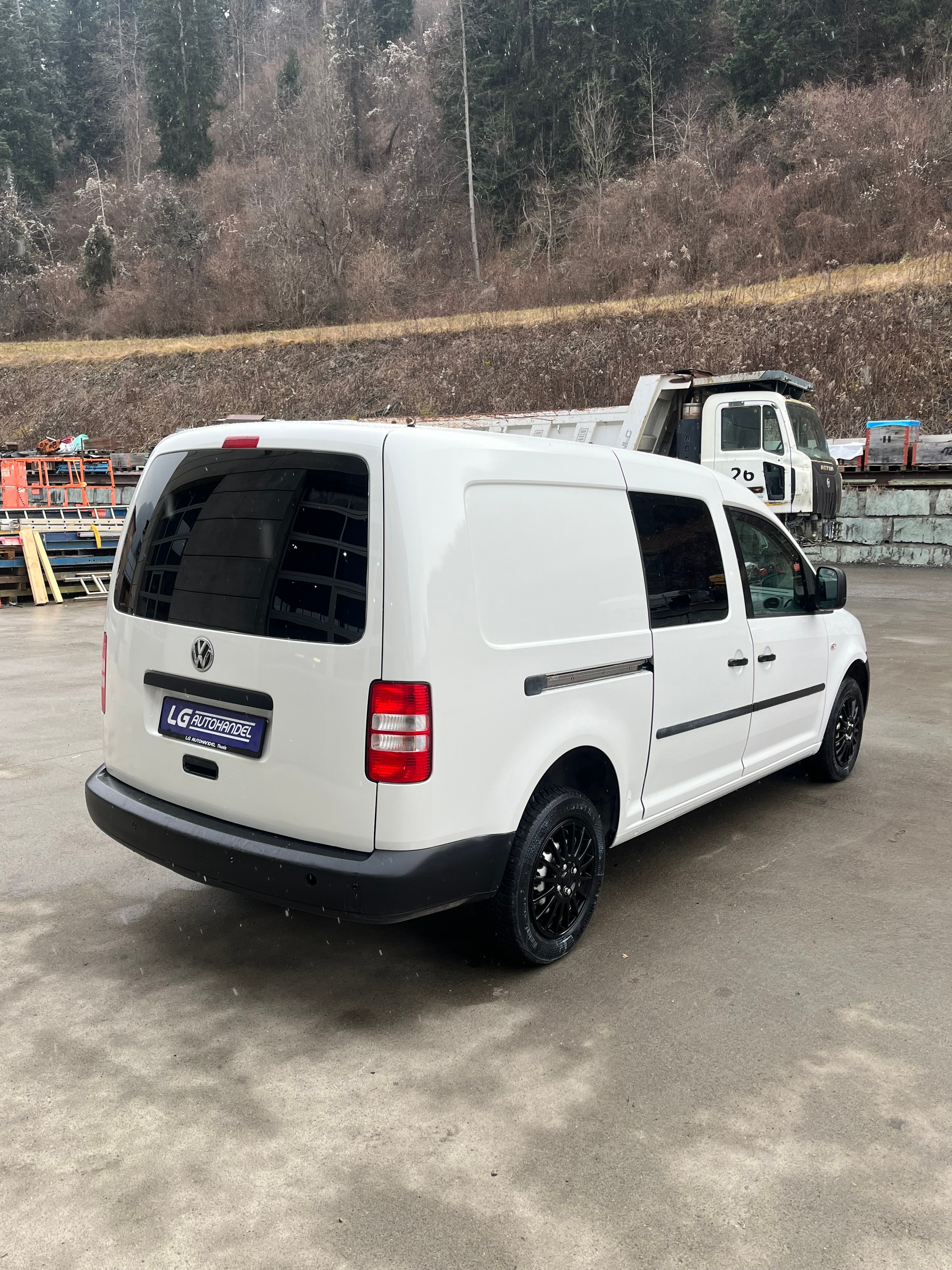 VW Caddy Maxi 2.0 TDI 4Motion-image-5