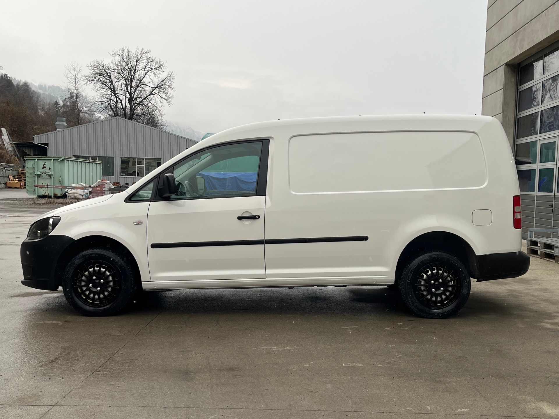 VW Caddy Maxi 2.0 TDI 4Motion-image-2