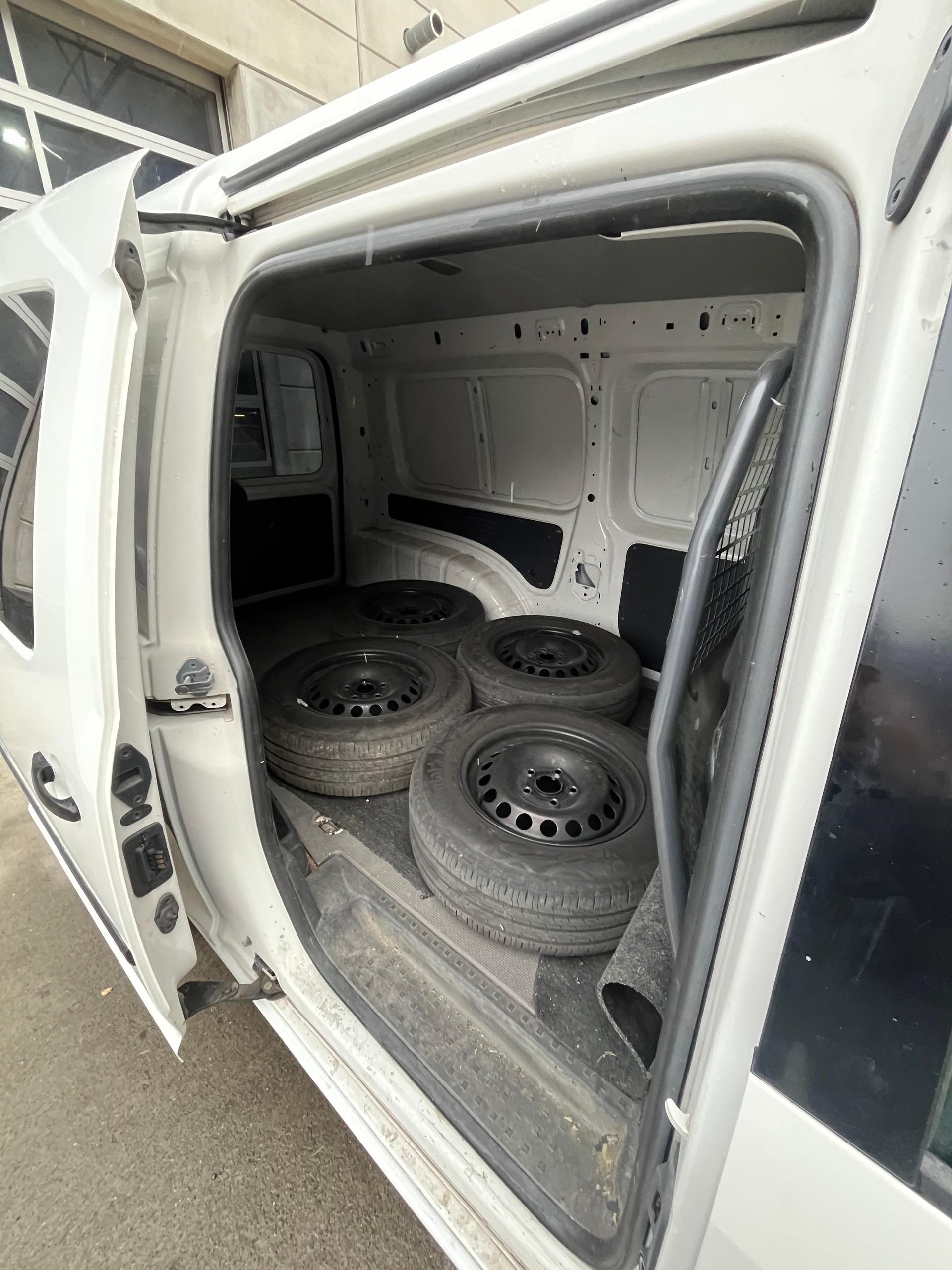 VW Caddy Maxi 2.0 TDI 4Motion-image-13