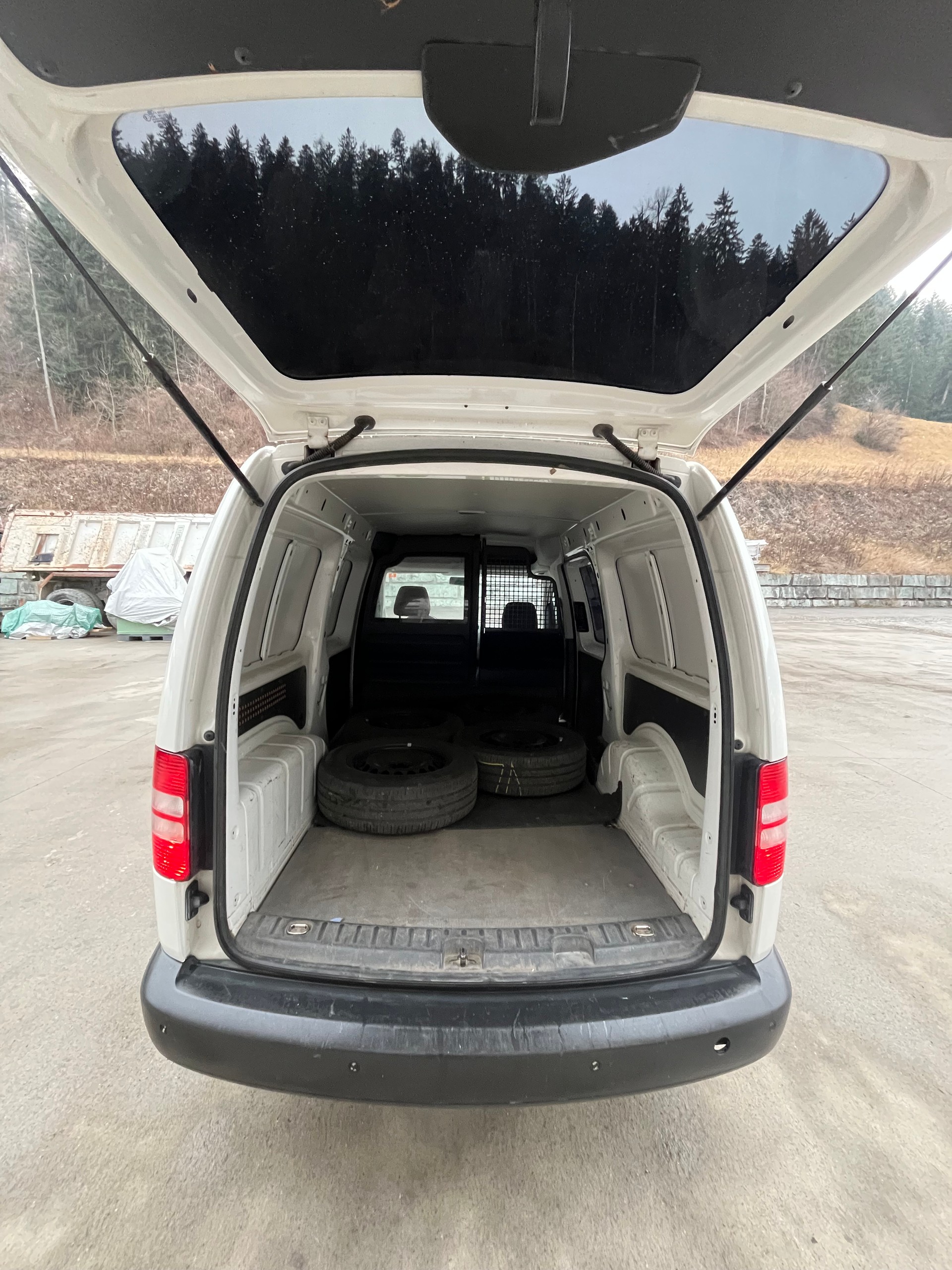 VW Caddy Maxi 2.0 TDI 4Motion-image-12