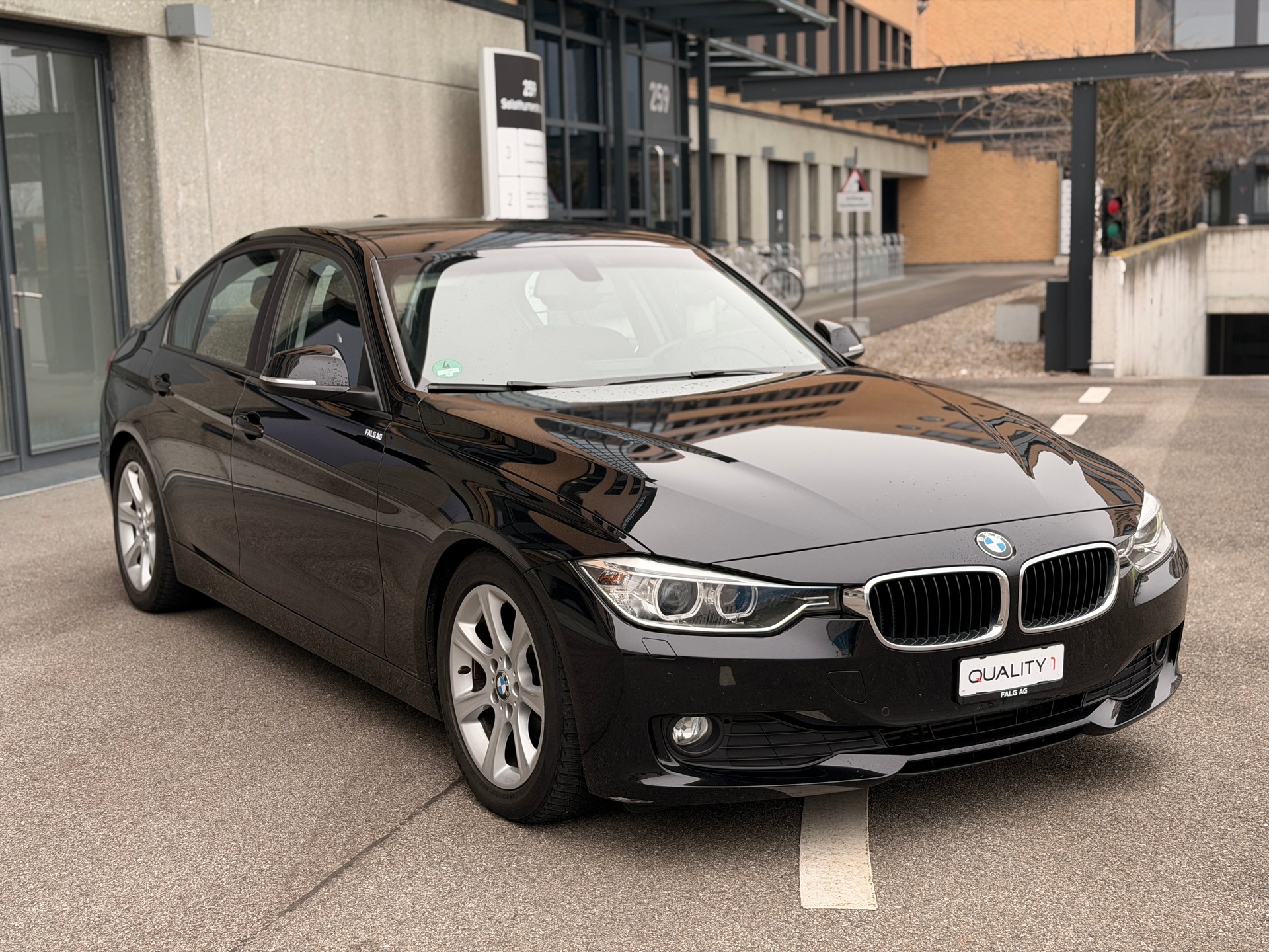 BMW 318d Steptronic-showroom-element-3
