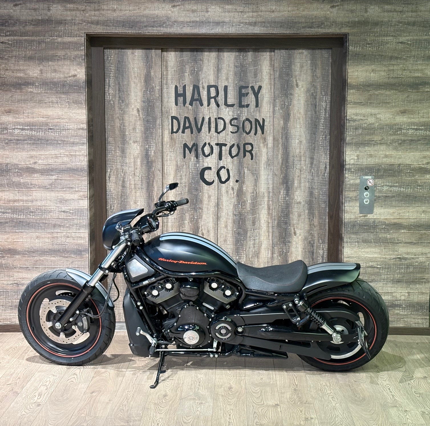 HARLEY-DAVIDSON VRSCDX-showroom-element-3