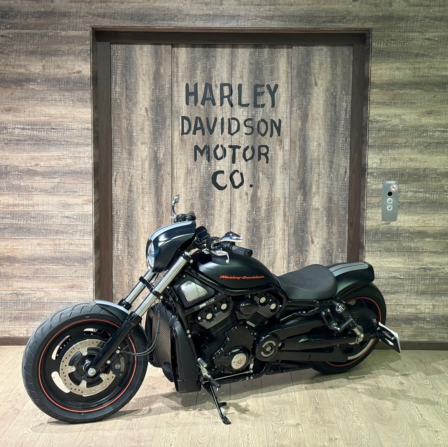 HARLEY-DAVIDSON VRSCDX-showroom-element-2