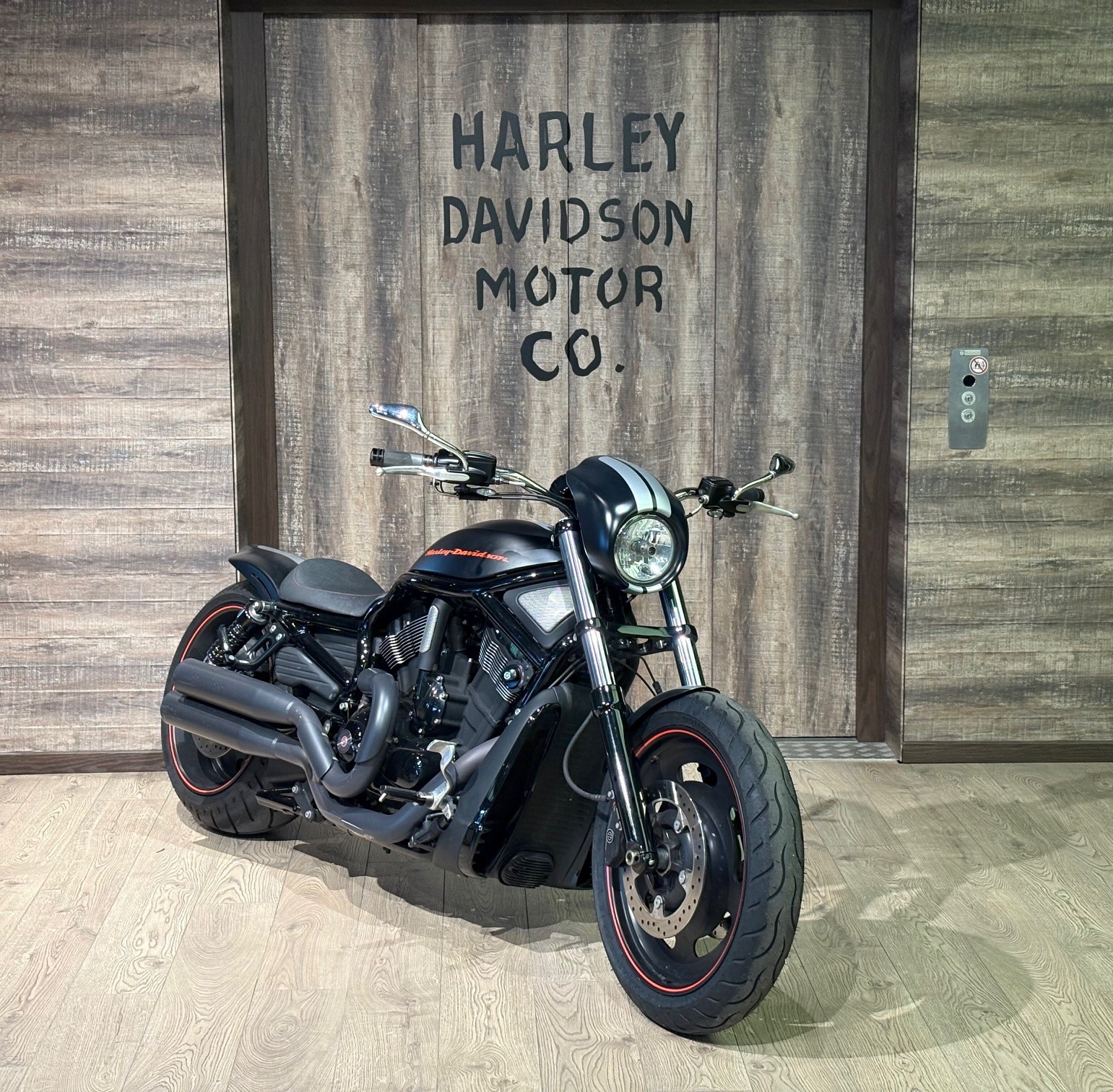 HARLEY-DAVIDSON VRSCDX-showroom-element-1