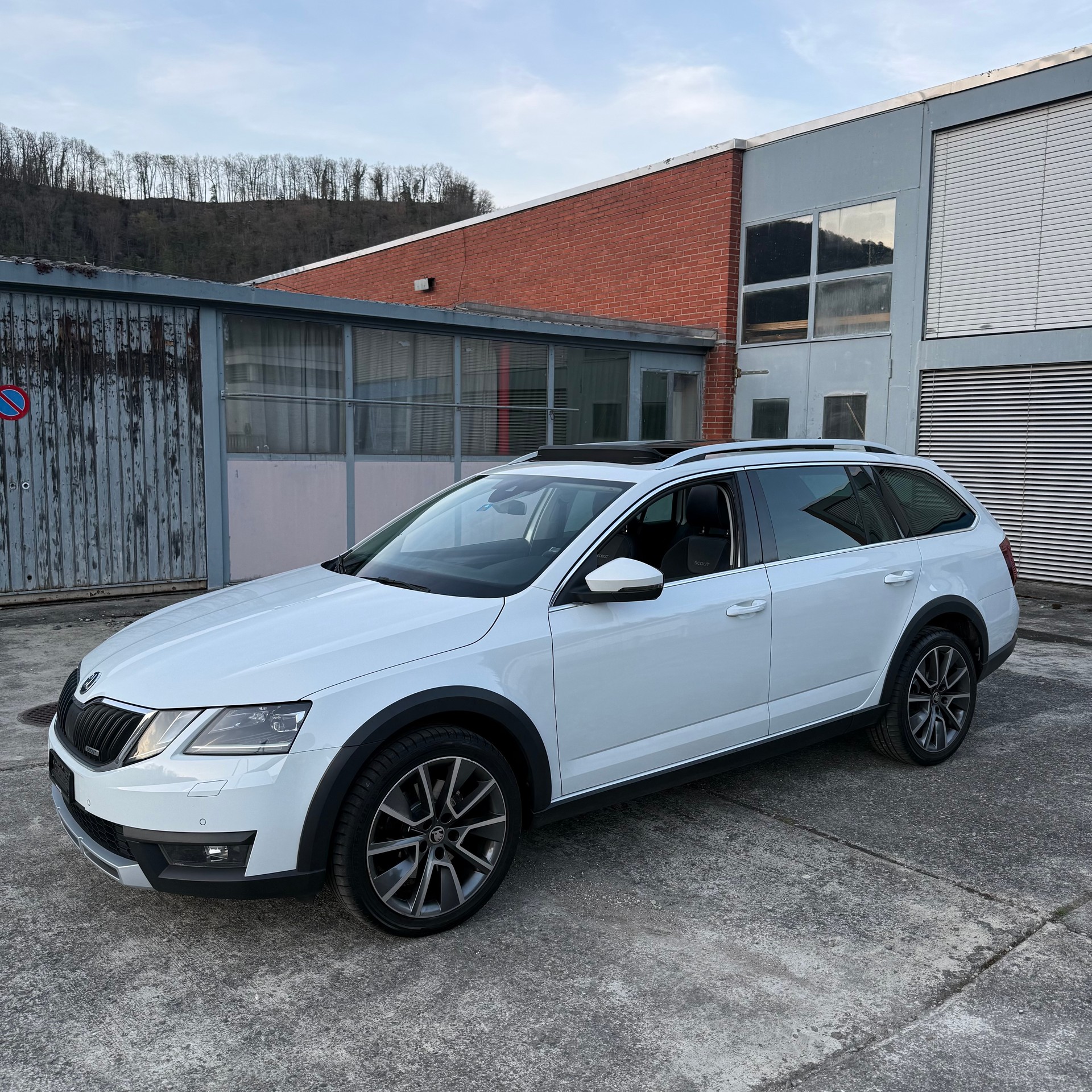 SKODA Octavia Combi 2.0 TDI Scout 4x4 DSG-image-7