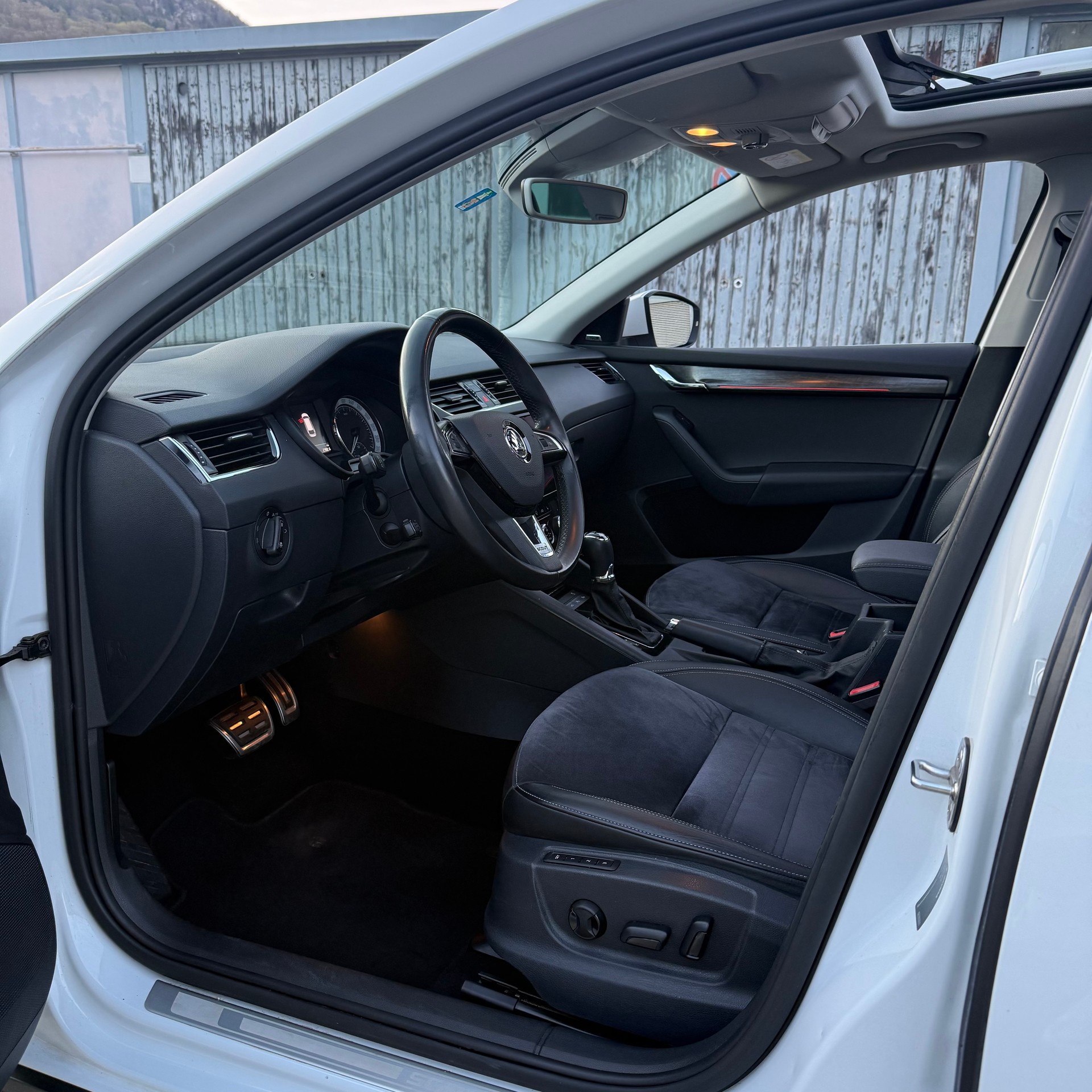 SKODA Octavia Combi 2.0 TDI Scout 4x4 DSG-image-8