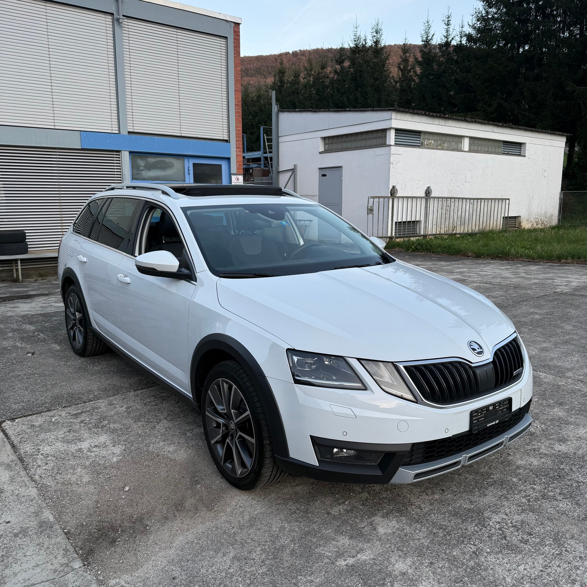 SKODA Octavia Combi 2.0 TDI Scout 4x4 DSG-image-1
