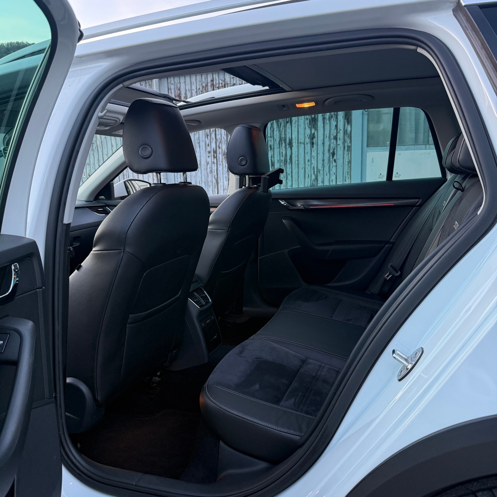 SKODA Octavia Combi 2.0 TDI Scout 4x4 DSG-image-9