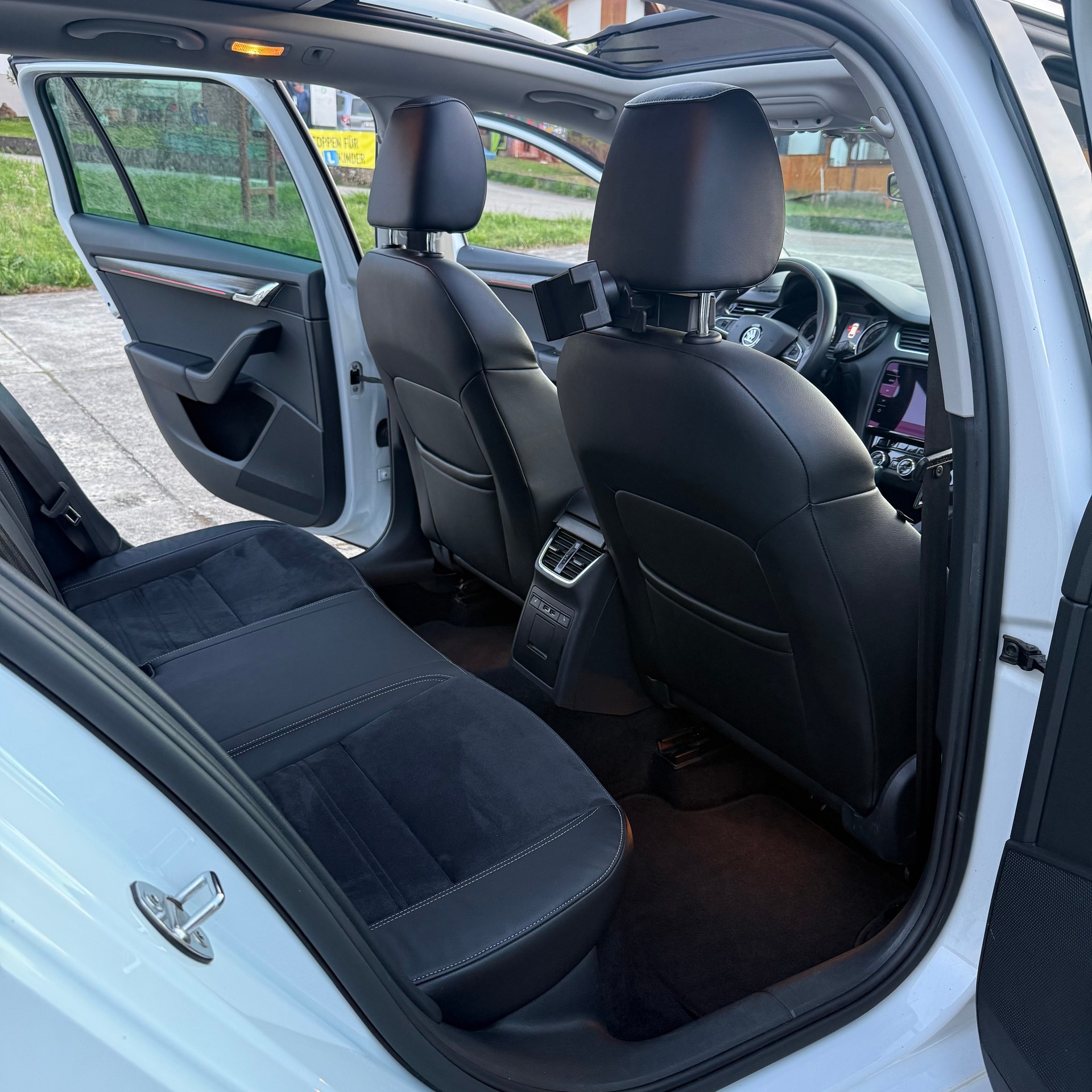 SKODA Octavia Combi 2.0 TDI Scout 4x4 DSG-image-11