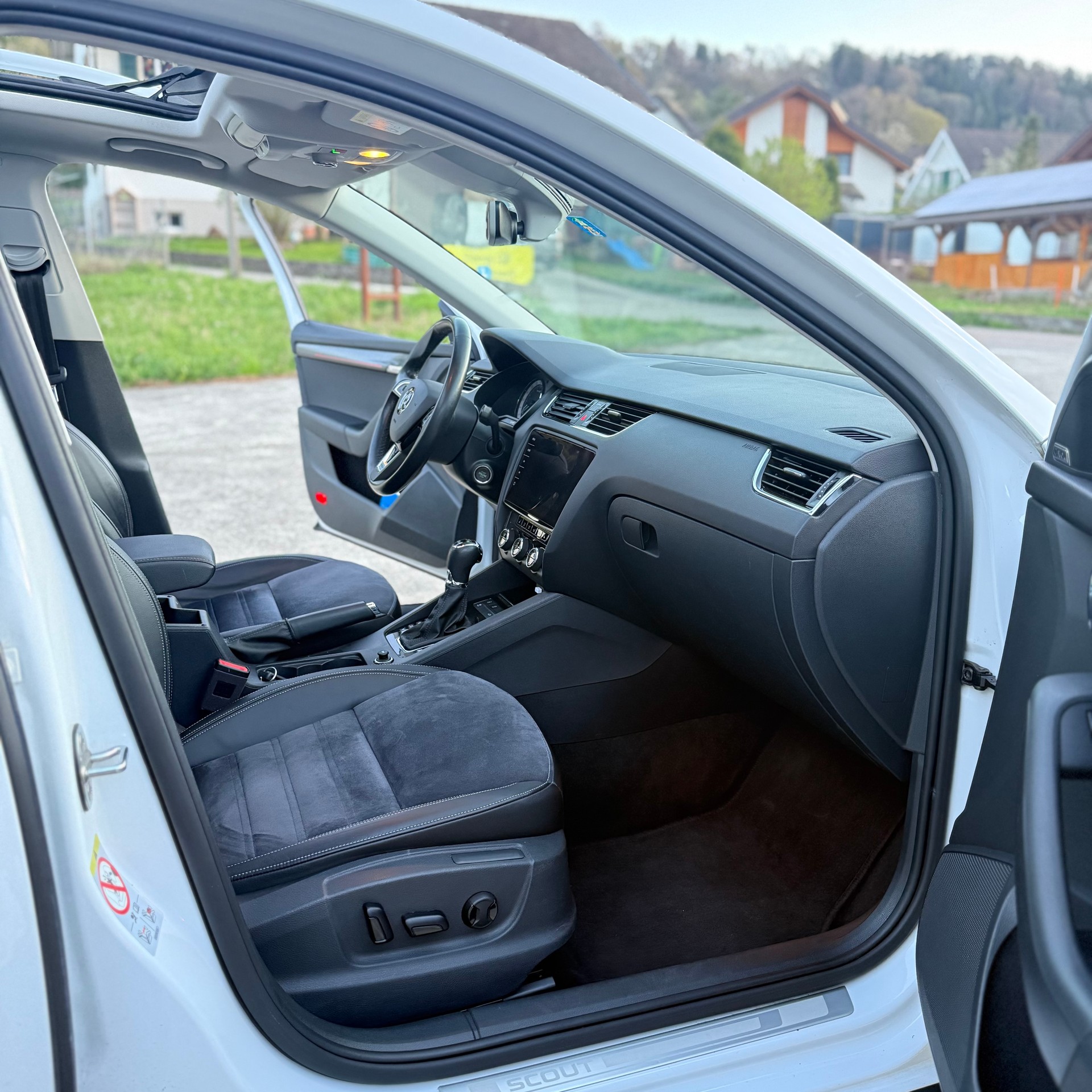 SKODA Octavia Combi 2.0 TDI Scout 4x4 DSG-image-12