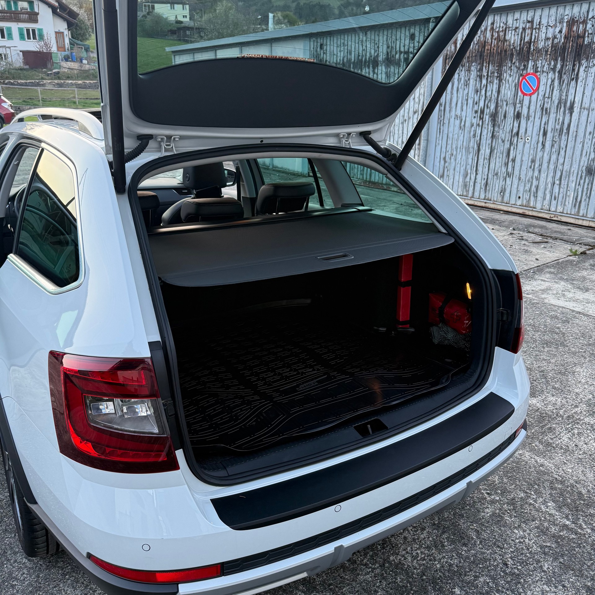 SKODA Octavia Combi 2.0 TDI Scout 4x4 DSG-image-10