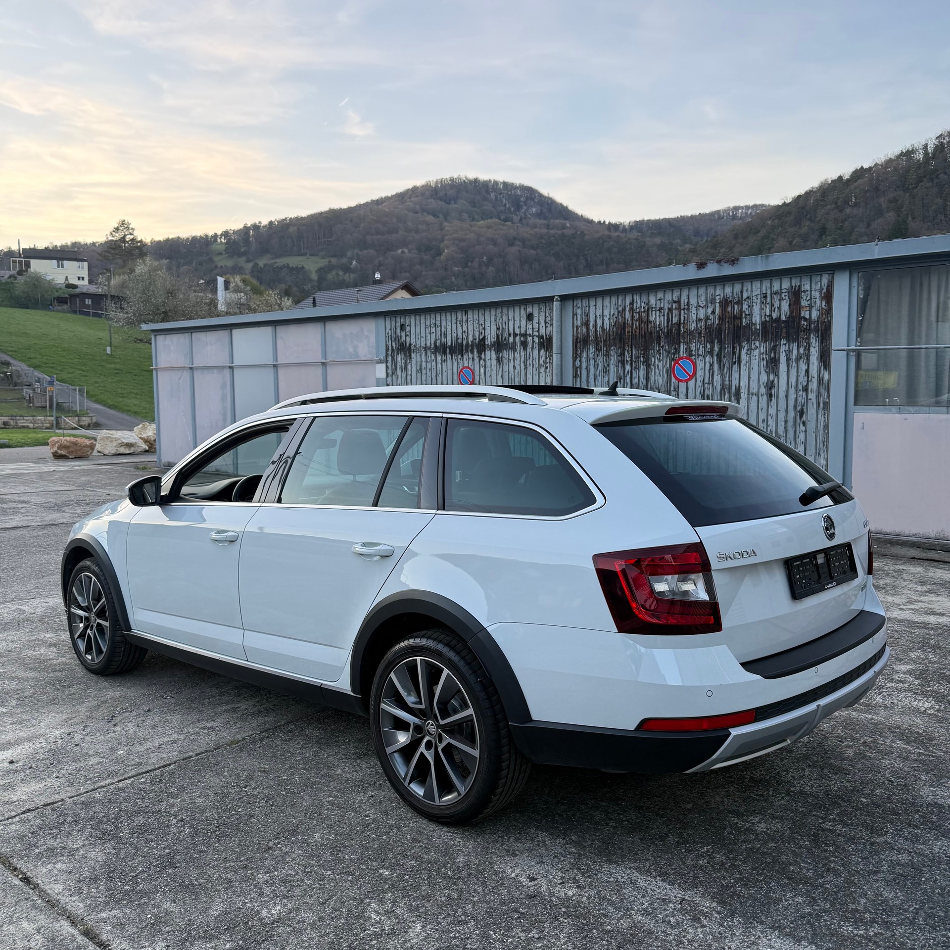 SKODA Octavia Combi 2.0 TDI Scout 4x4 DSG-image-5