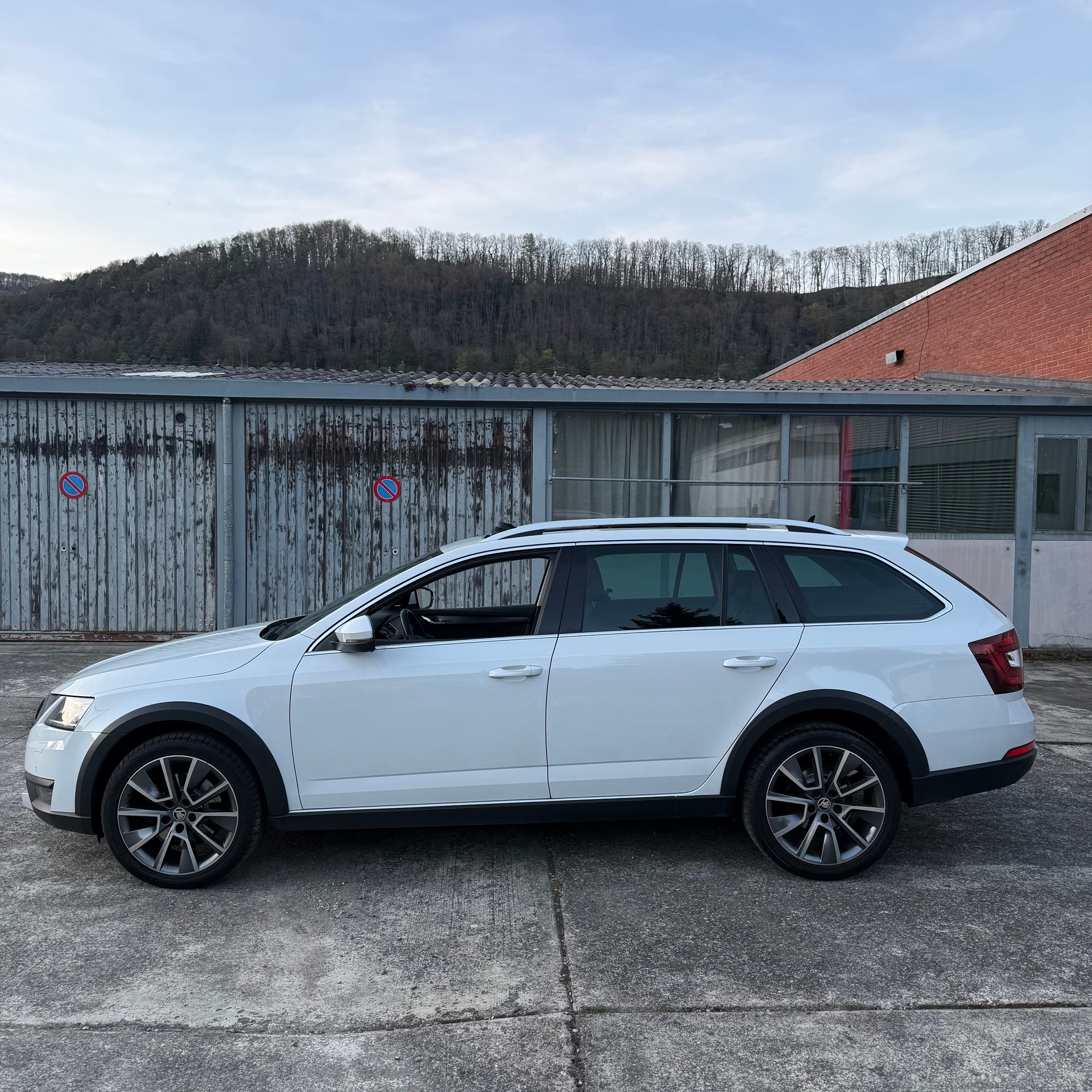 SKODA Octavia Combi 2.0 TDI Scout 4x4 DSG-image-6