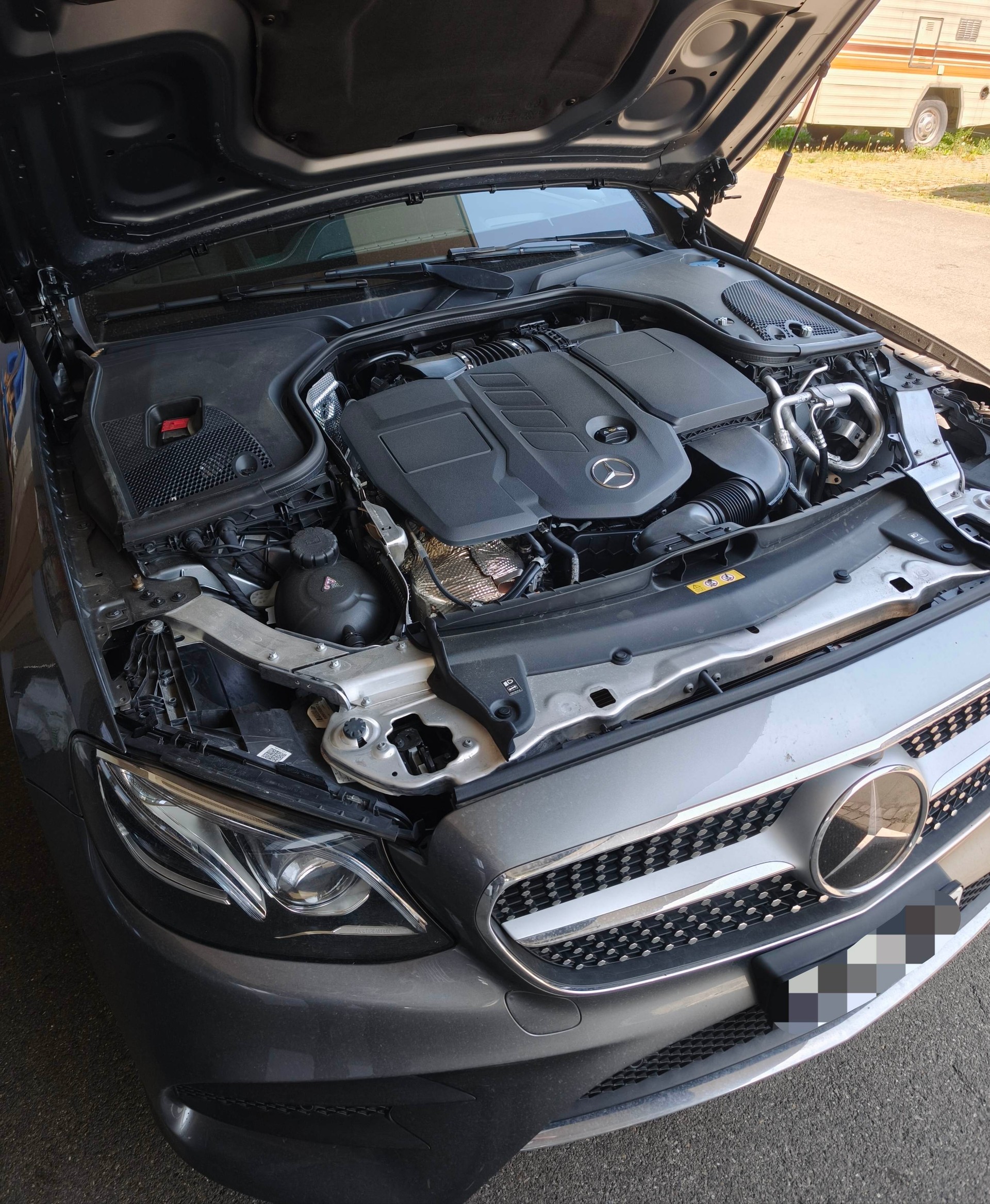 MERCEDES-BENZ E 220 d Coupé AMG Line 4 Matic 9G-Tronic-image-2