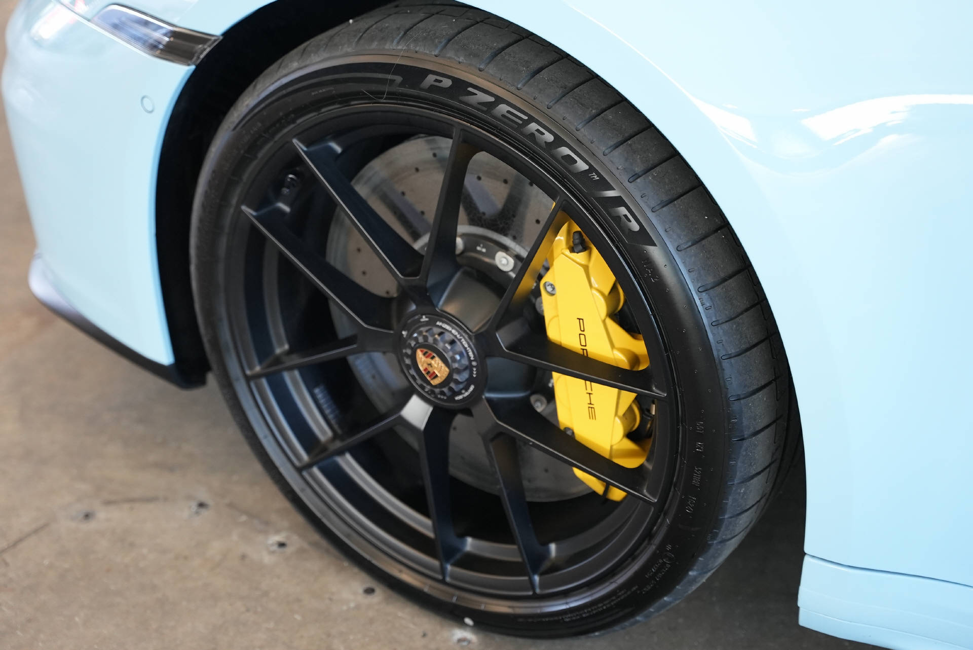 PORSCHE 911 Carrera 4 GTS Gulf Blue-image-5