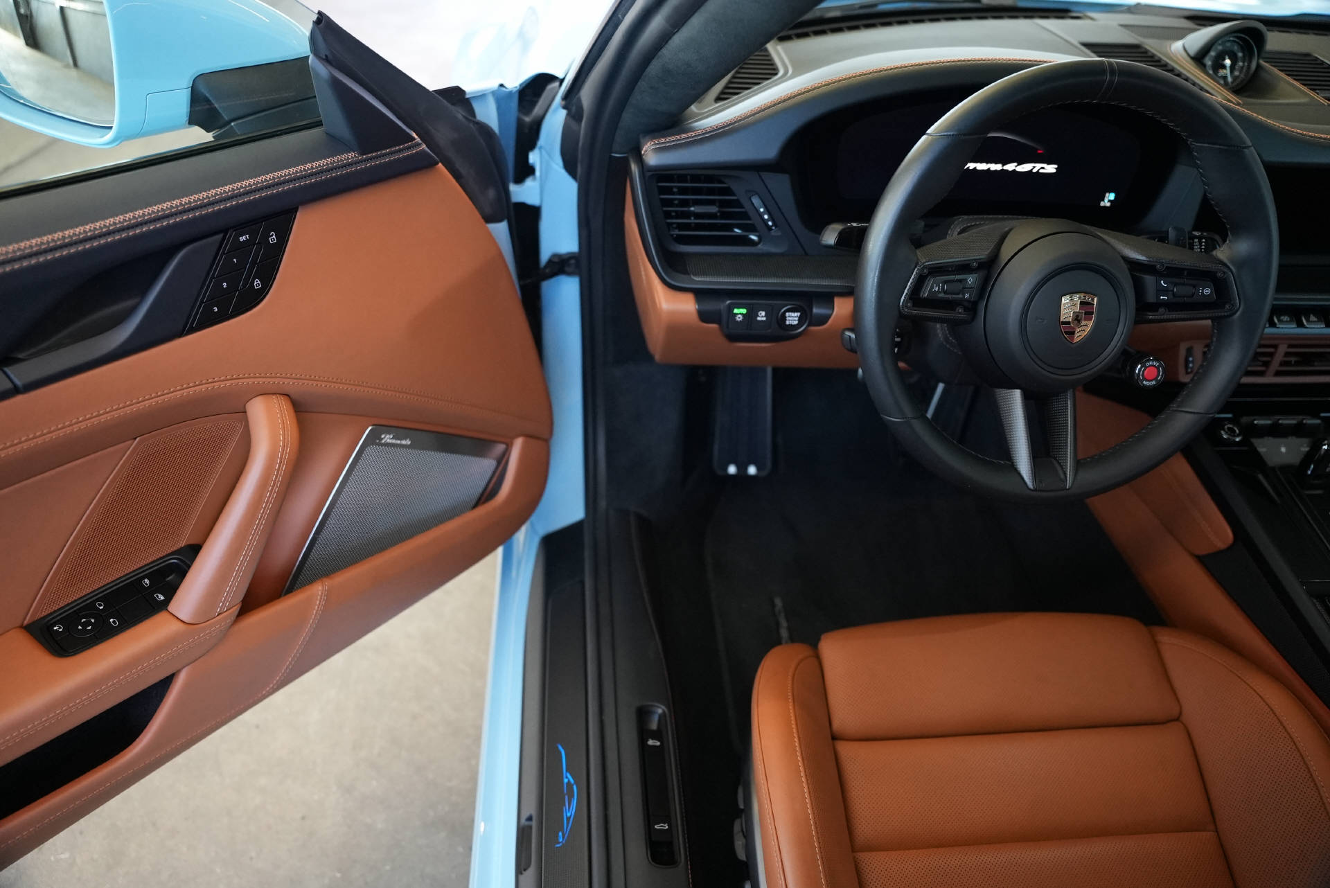 PORSCHE 911 Carrera 4 GTS Gulf Blue-image-8