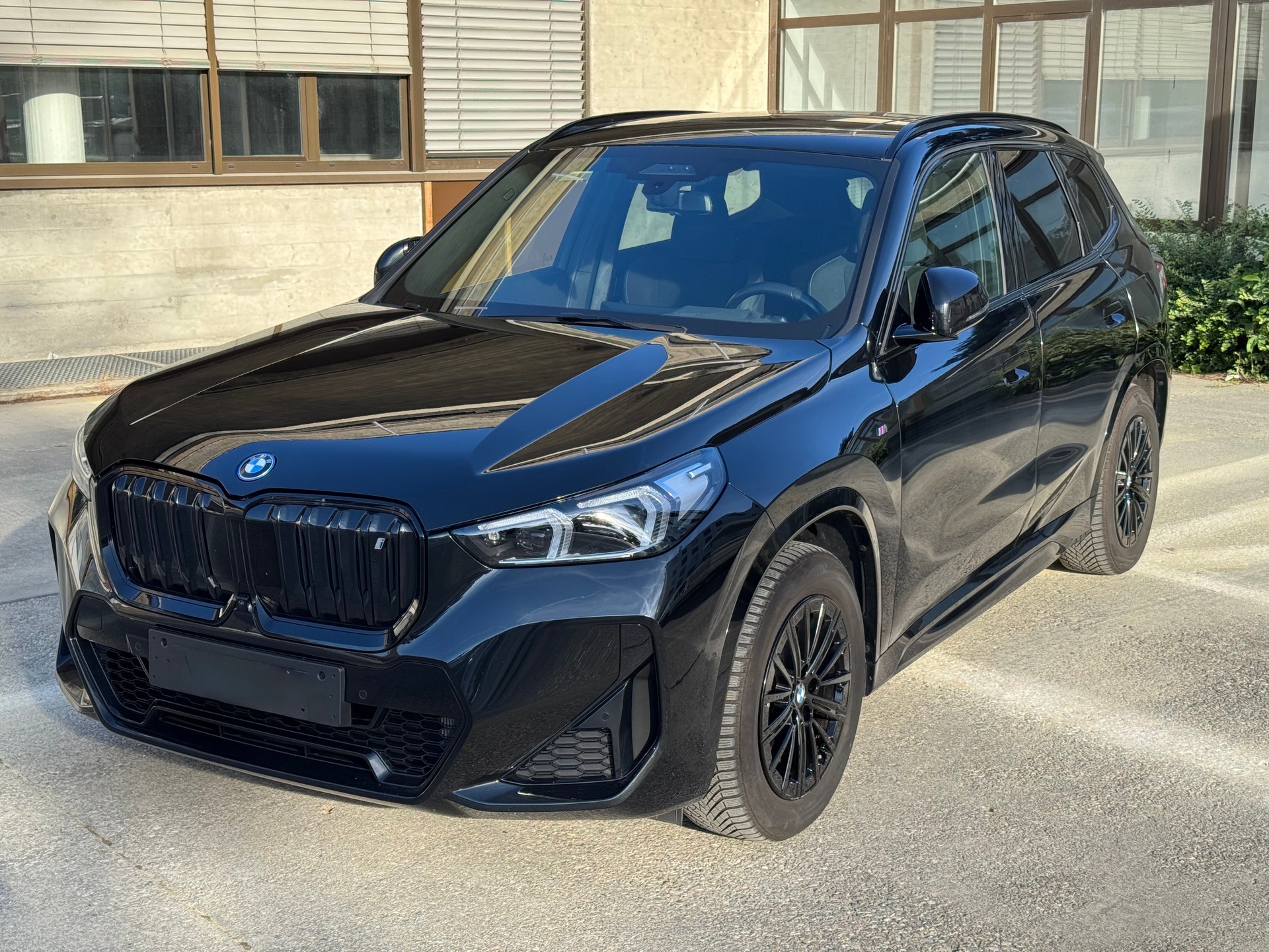 BMW iX1 xDrive 30 M Sport-image-2