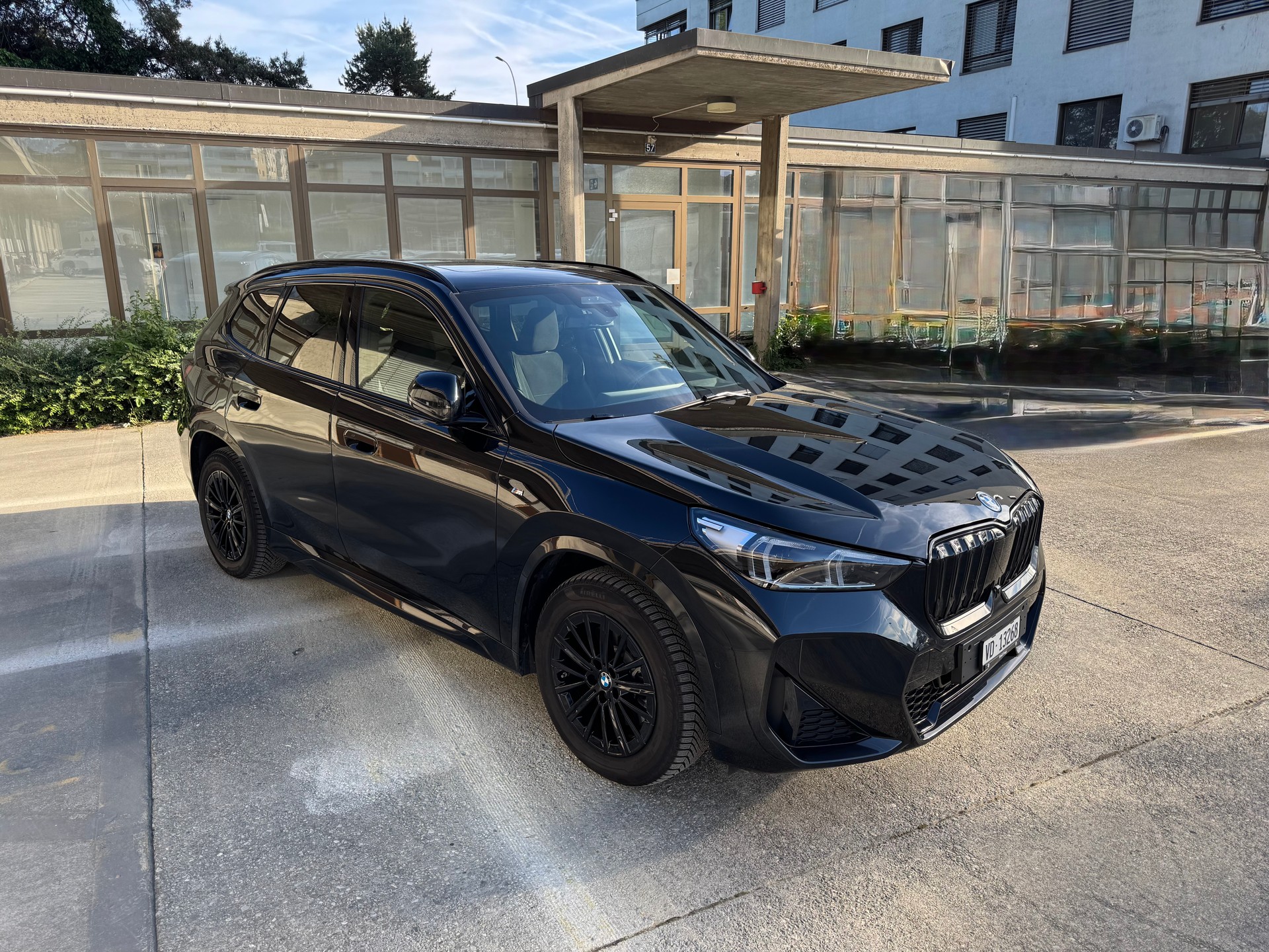 BMW iX1 xDrive 30 M Sport-image-1