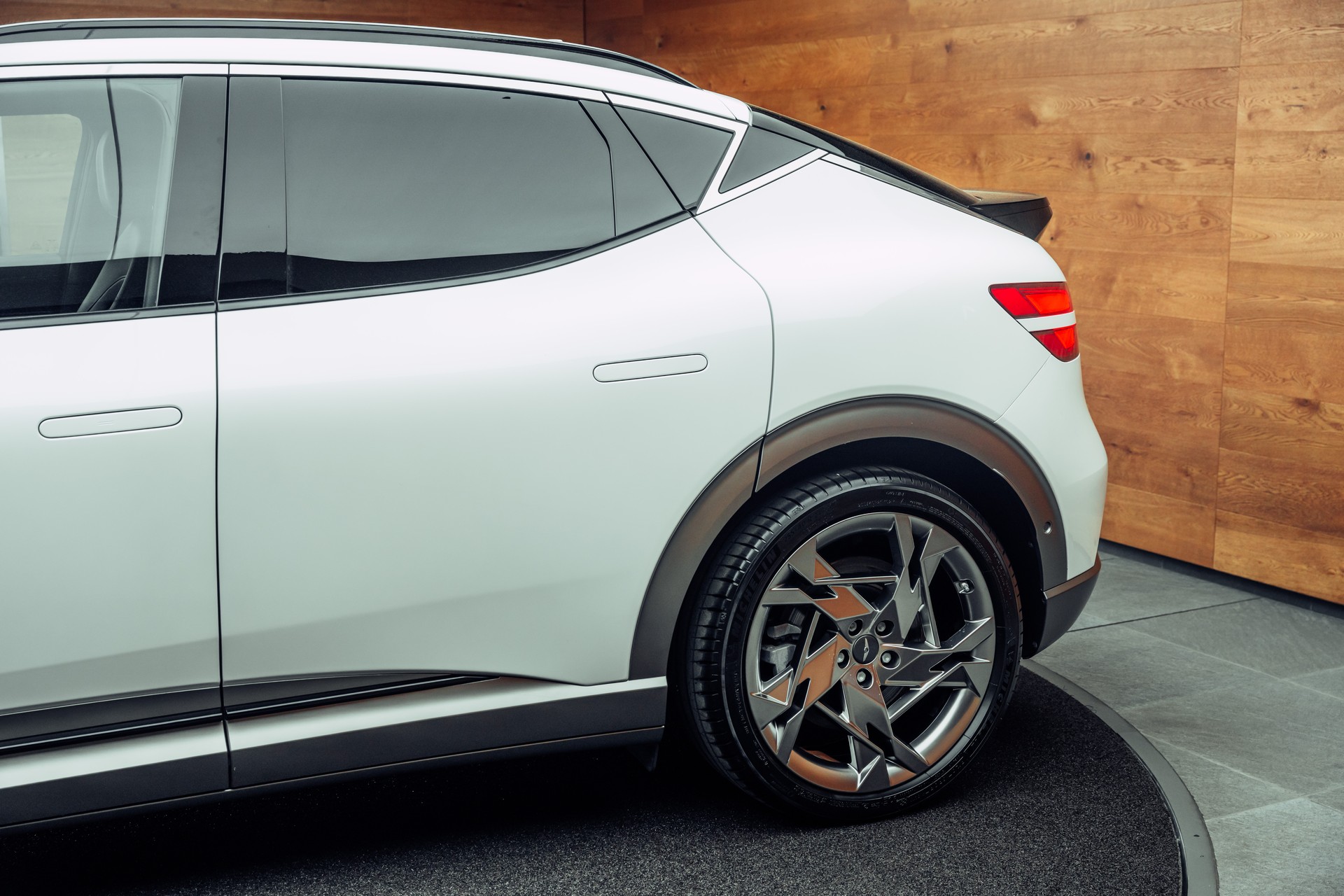 GENESIS GV60 77.4 kWh Sport Plus AWD-image-21