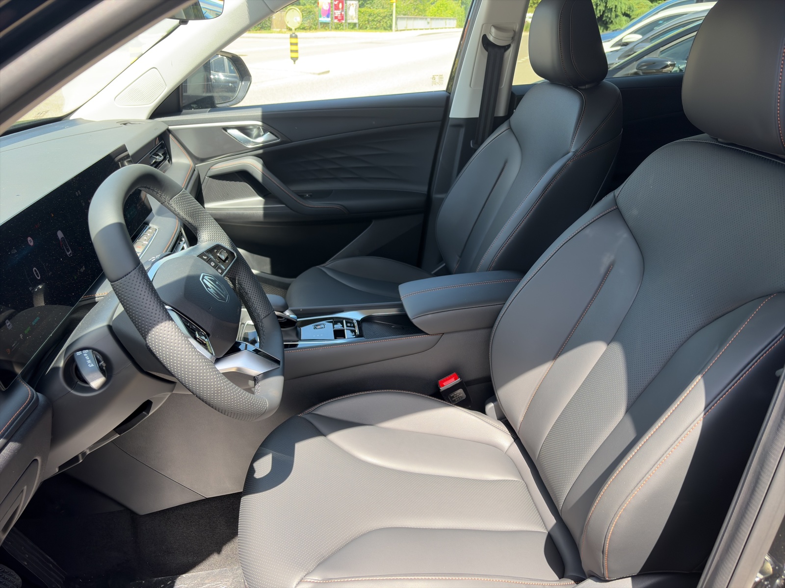 MG HS 1.5 Hybrid Luxury-showroom-element-2