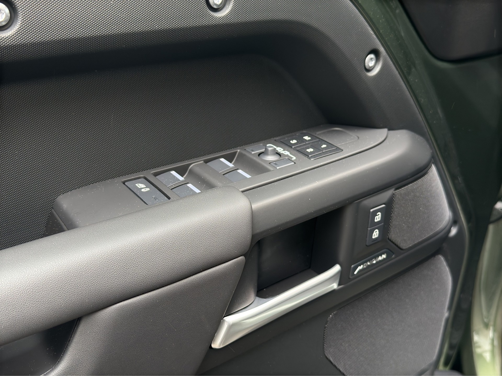 LAND ROVER Defender 110 3.0 D I6 250 X-Dynamic SE-image-12
