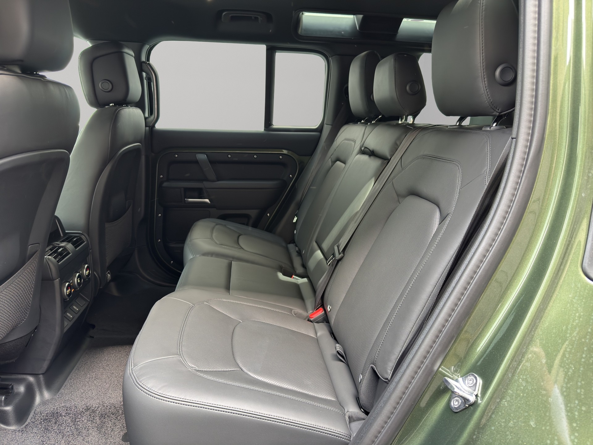 LAND ROVER Defender 110 3.0 D I6 250 X-Dynamic SE-image-15
