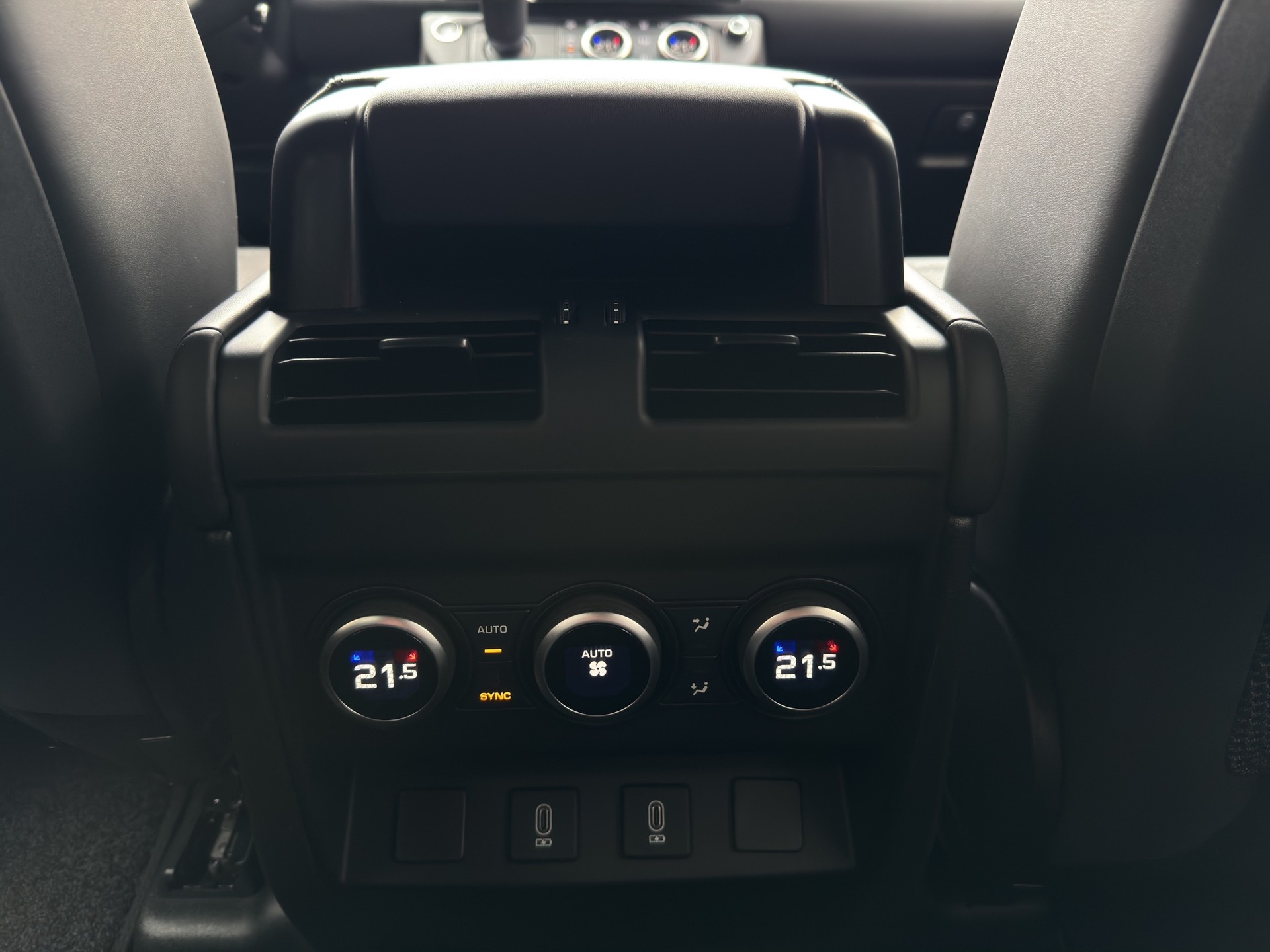 LAND ROVER Defender 110 3.0 D I6 250 X-Dynamic SE-image-16