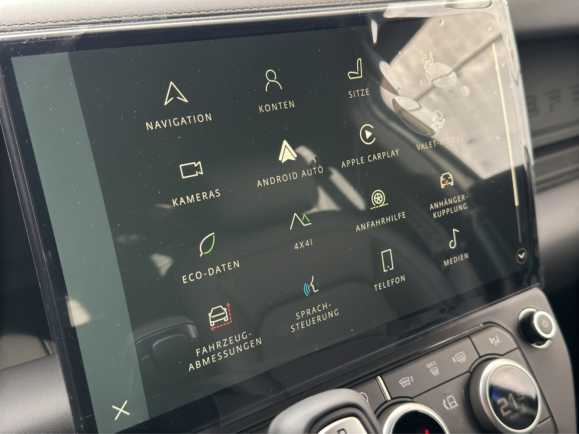 LAND ROVER Defender 110 3.0 D I6 250 X-Dynamic SE-image-10