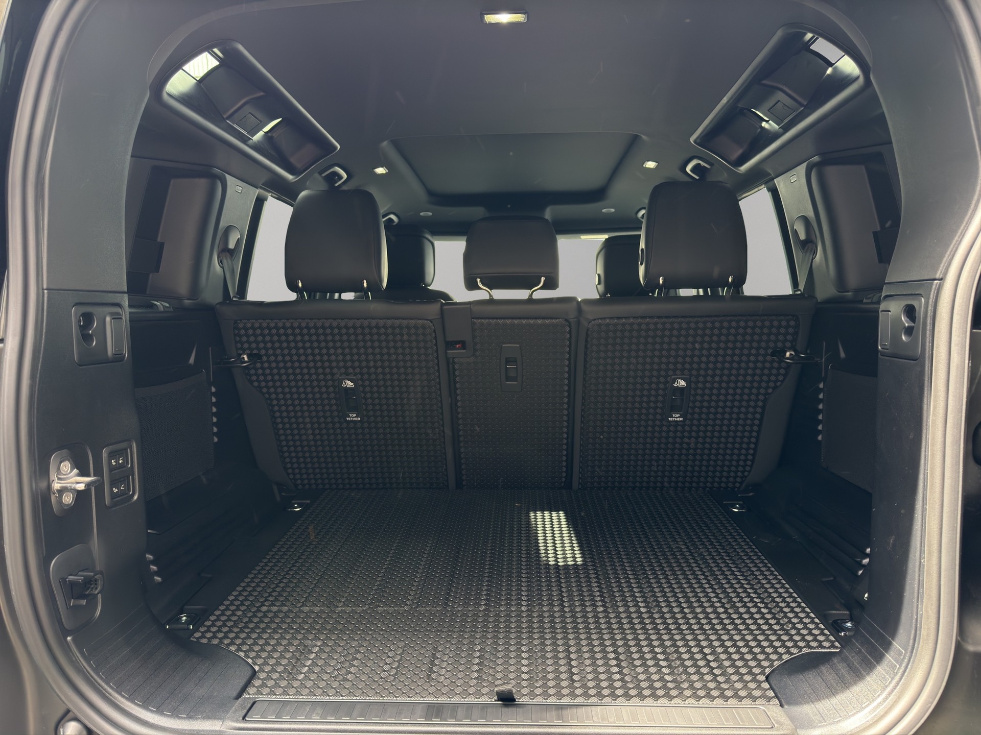 LAND ROVER Defender 110 3.0 D I6 250 X-Dynamic SE-image-17