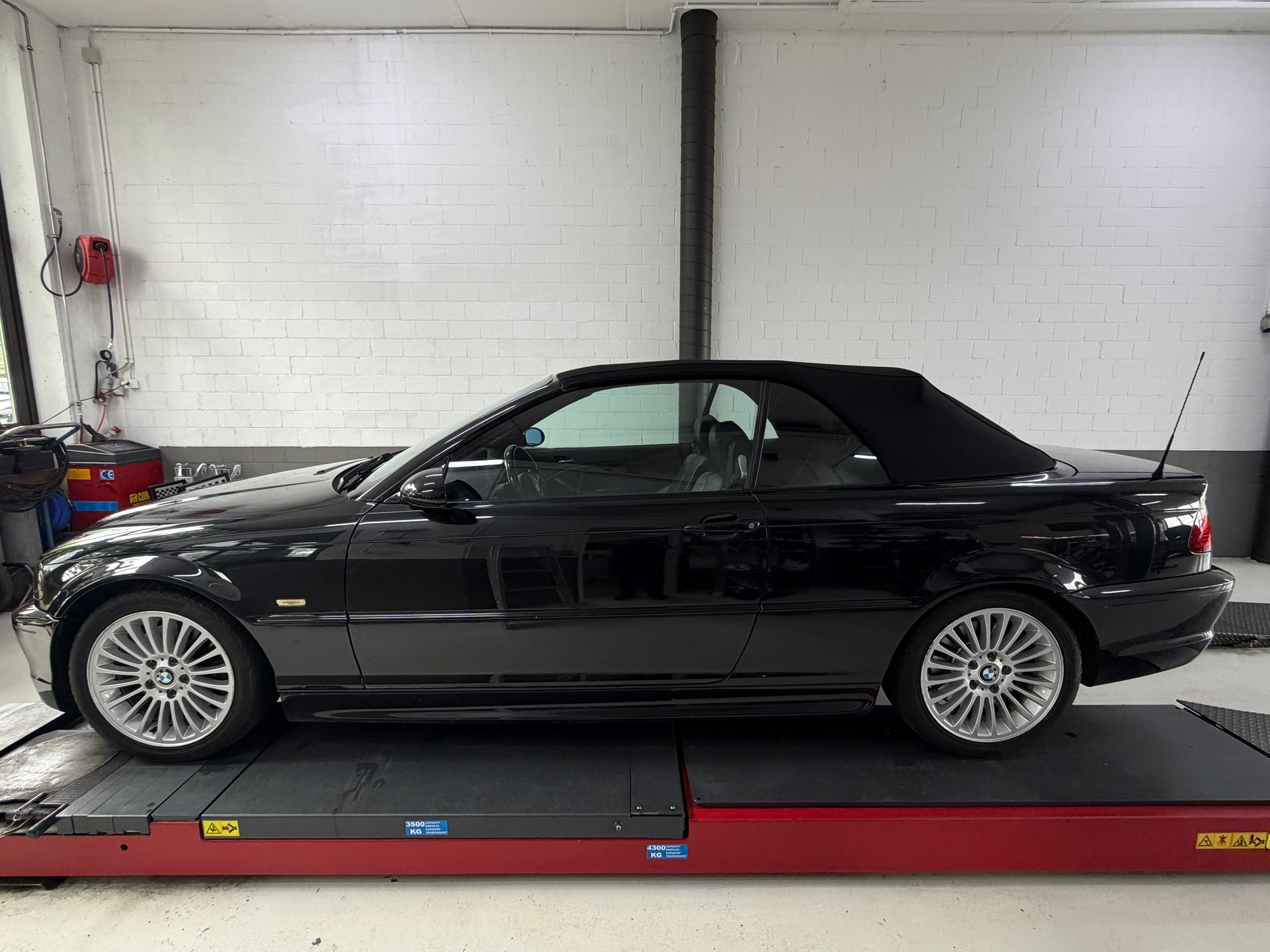BMW 330Ci Cabriolet-image-2