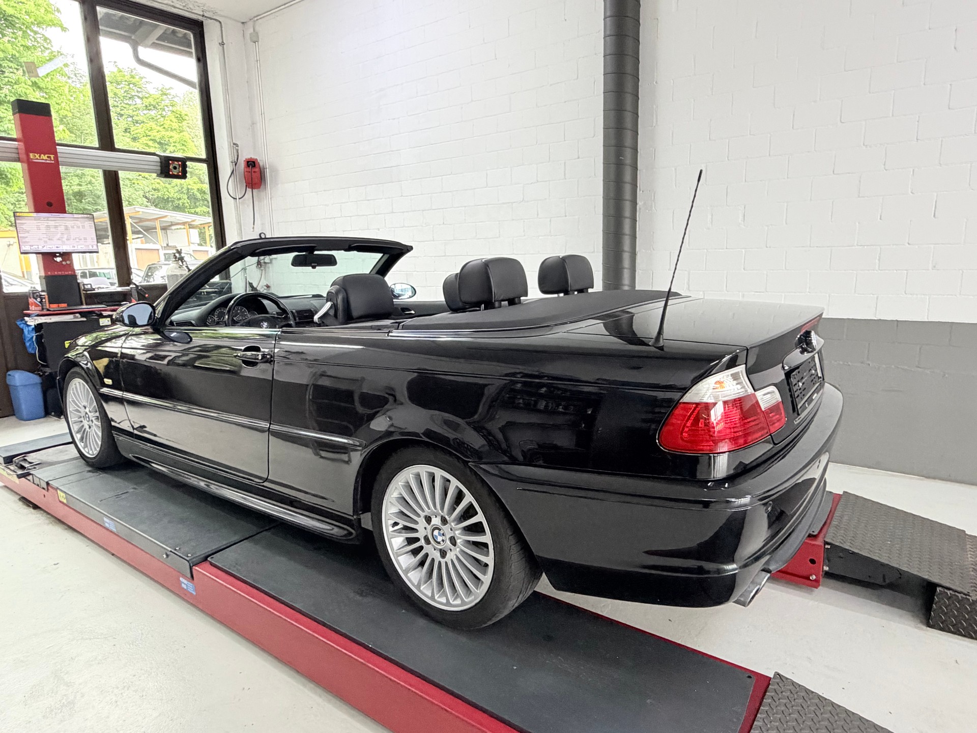 BMW 330Ci Cabriolet-image-12