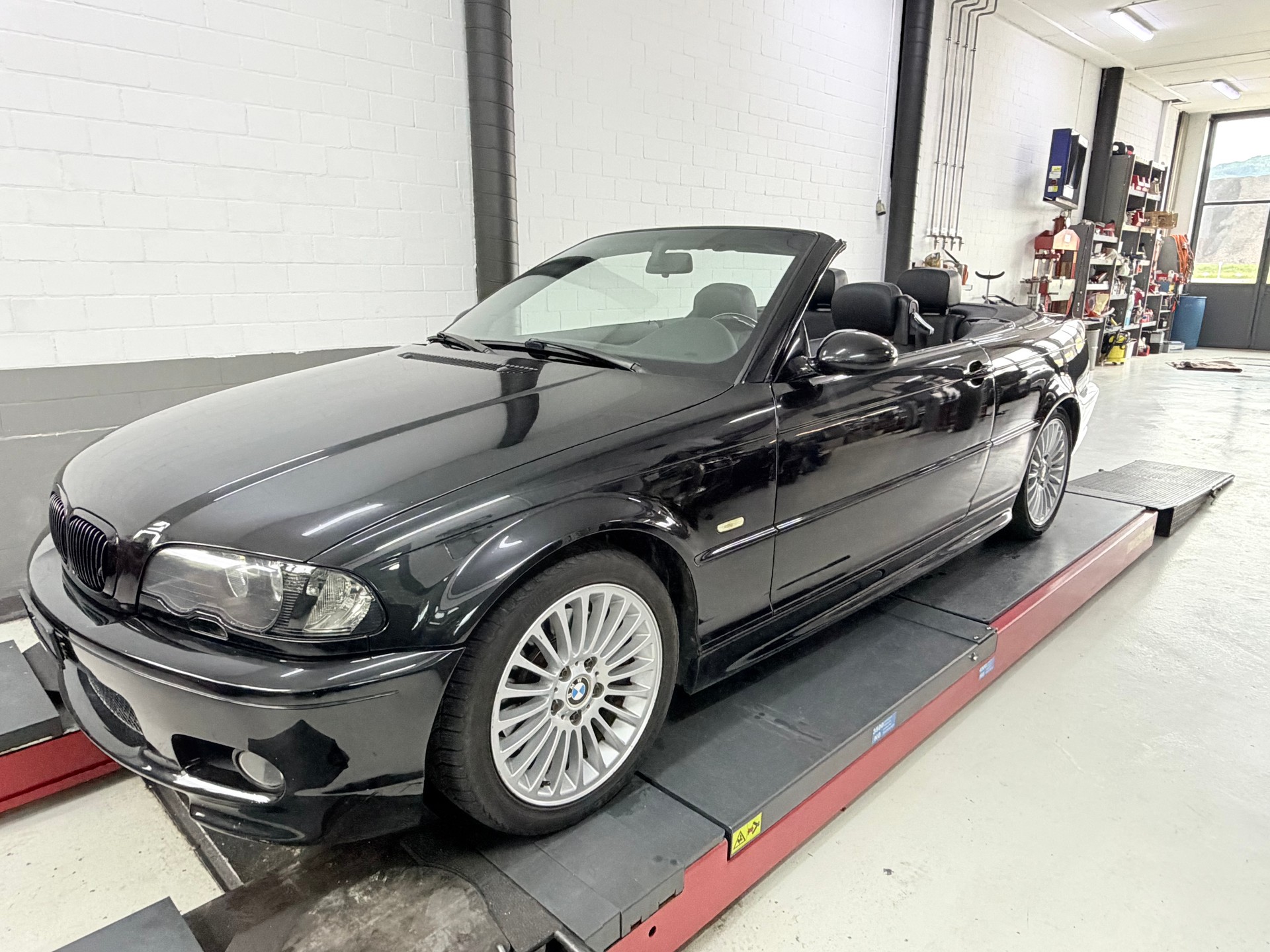 BMW 330Ci Cabriolet-image-13