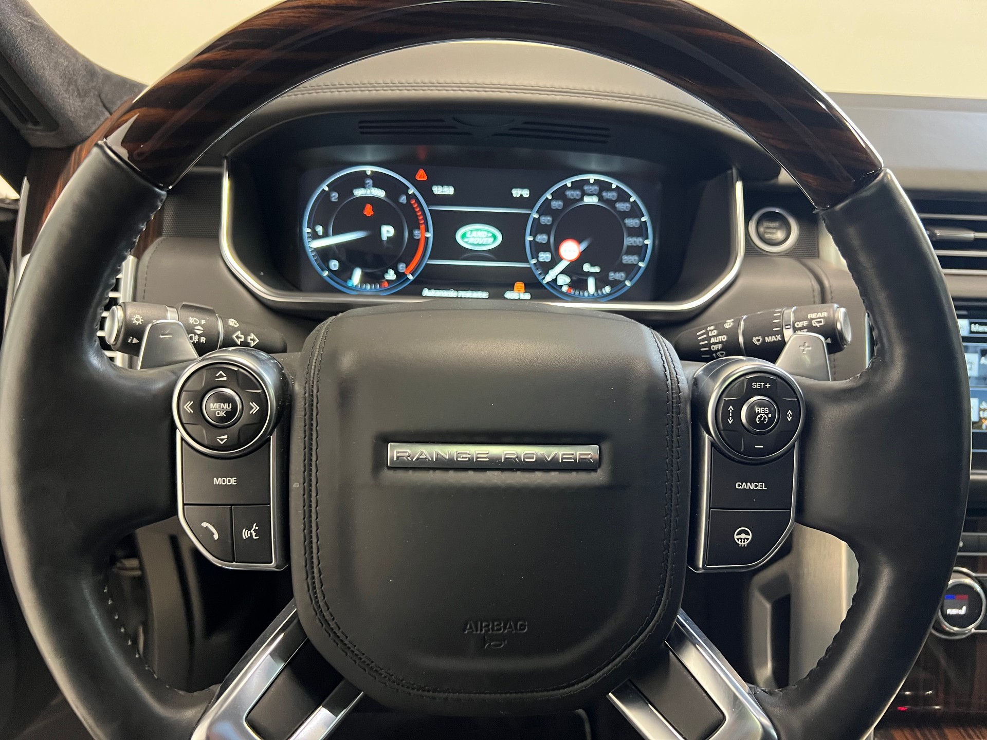 LAND ROVER Range Rover 4.4 SDV8 Autobiography-showroom-element-3