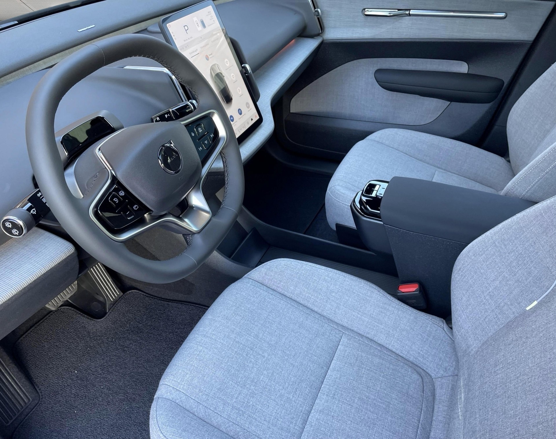 VOLVO EX 30 E60 Twin Ultra Performanc-image-2