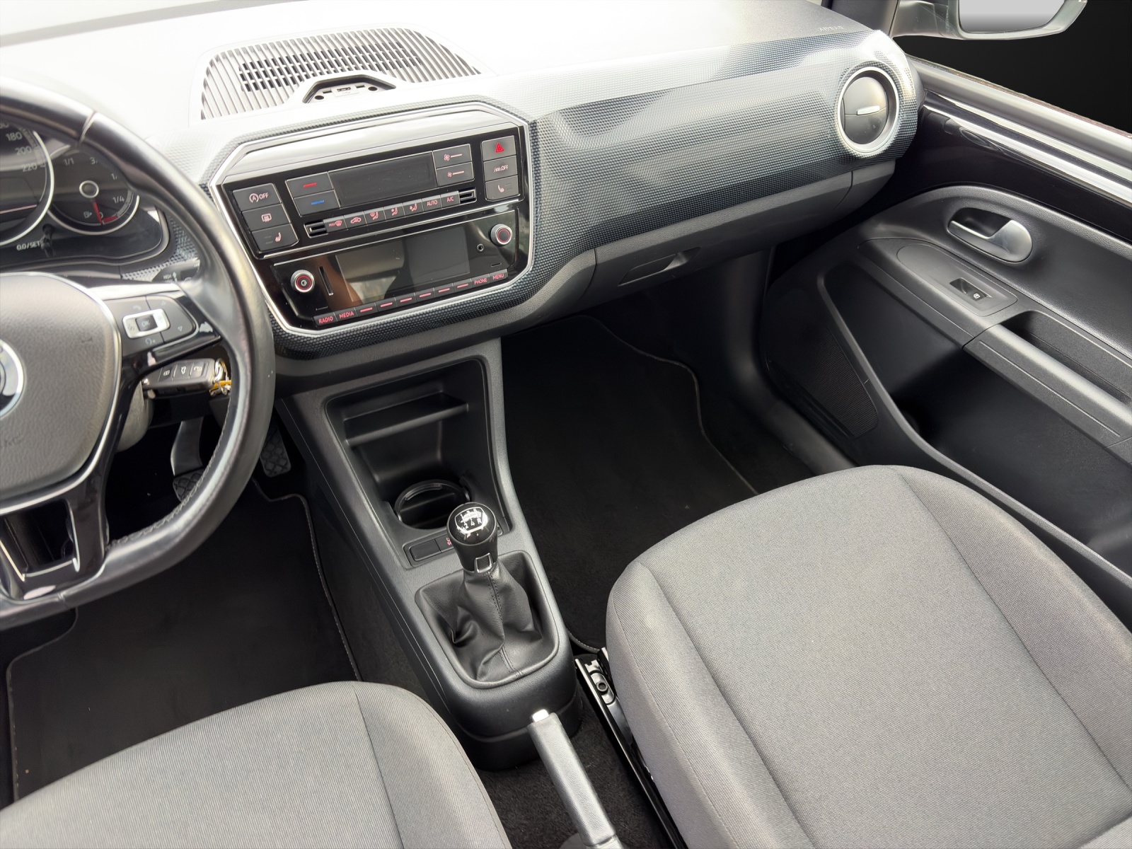 VW Up 1.0 MPI Black Edition-image-11