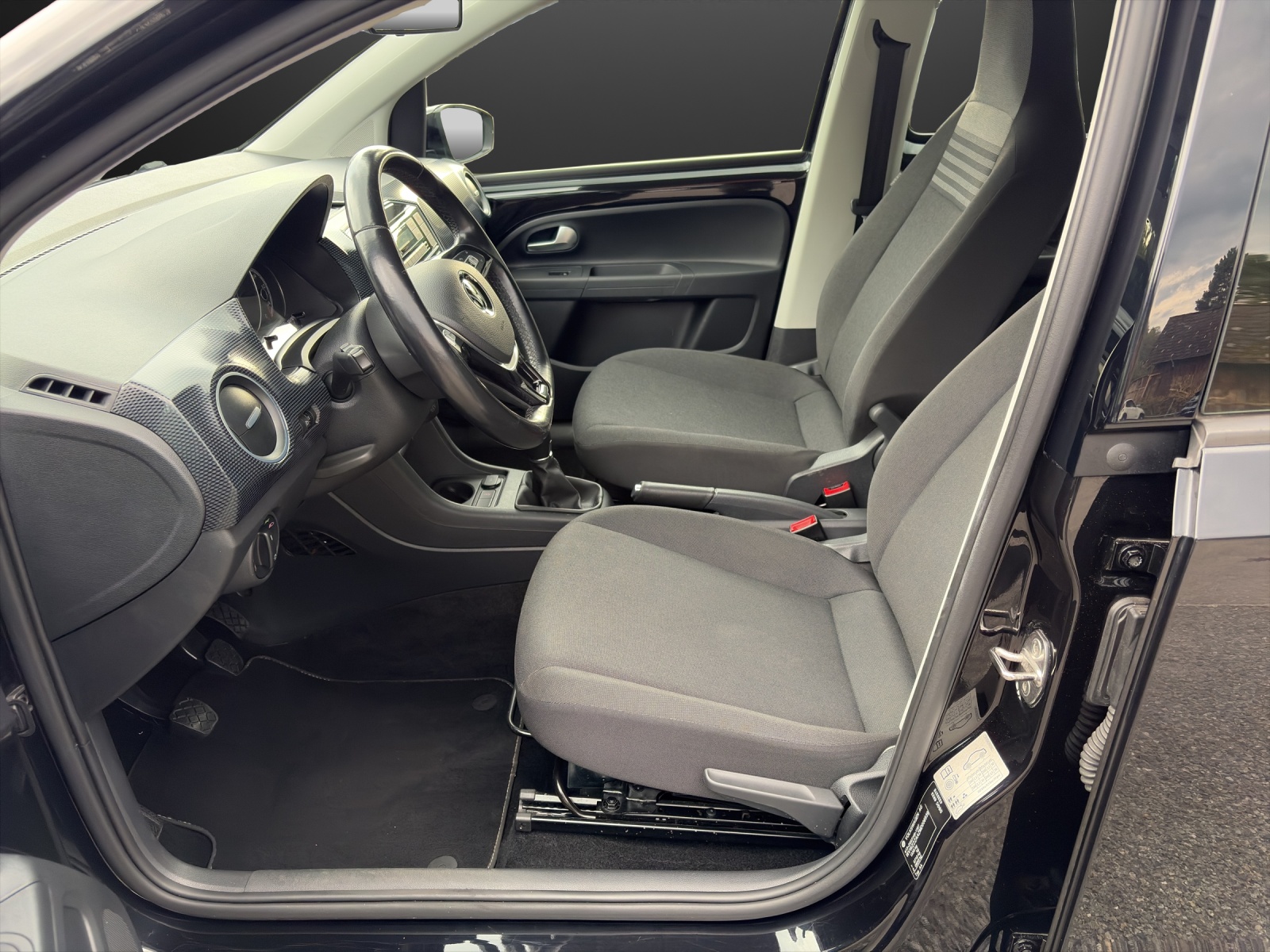 VW Up 1.0 MPI Black Edition-image-7
