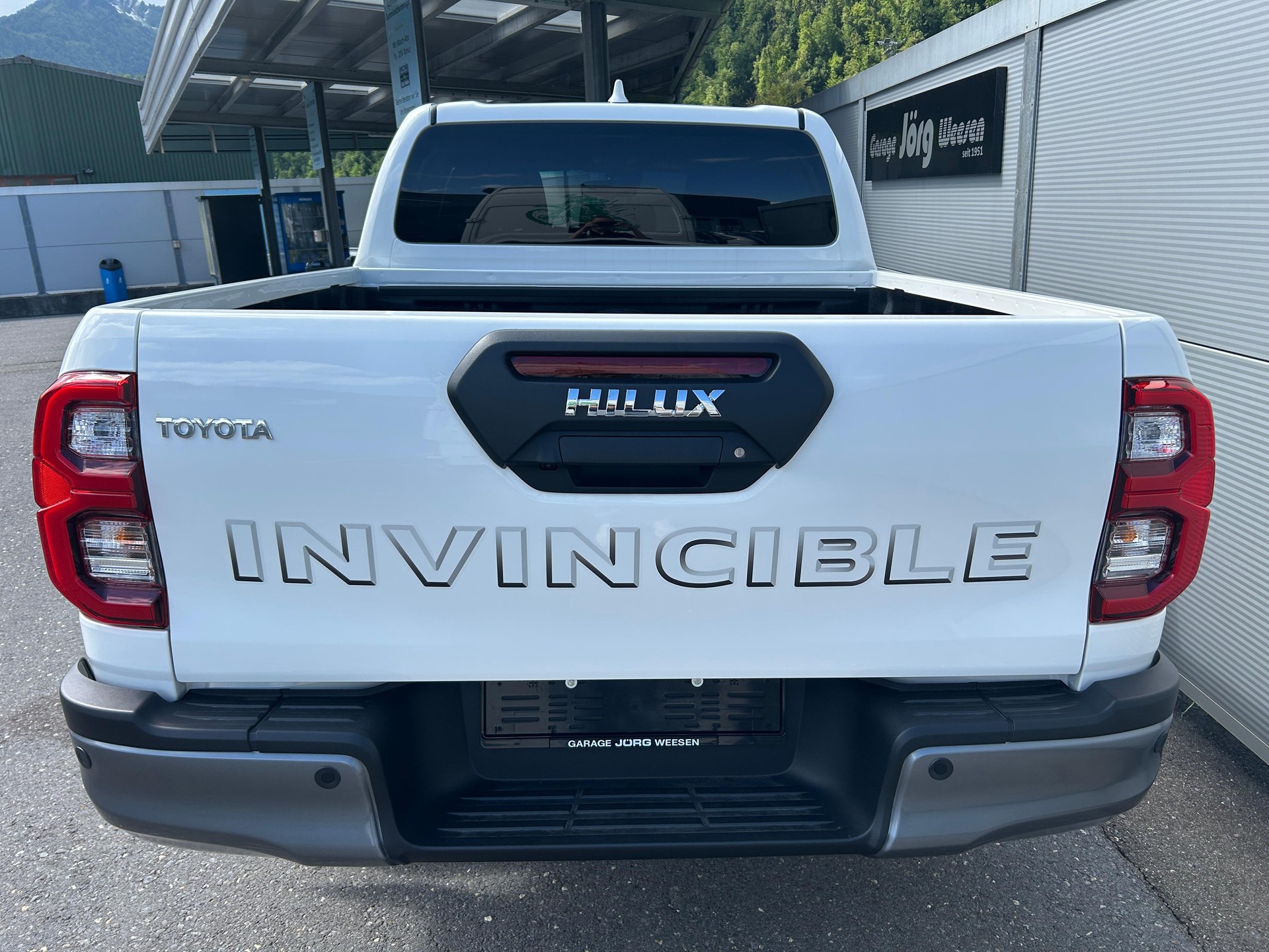 TOYOTA Hilux Double Cab.-Pick-up 2.8 D-4D MHEV 204 Invincible-image-4