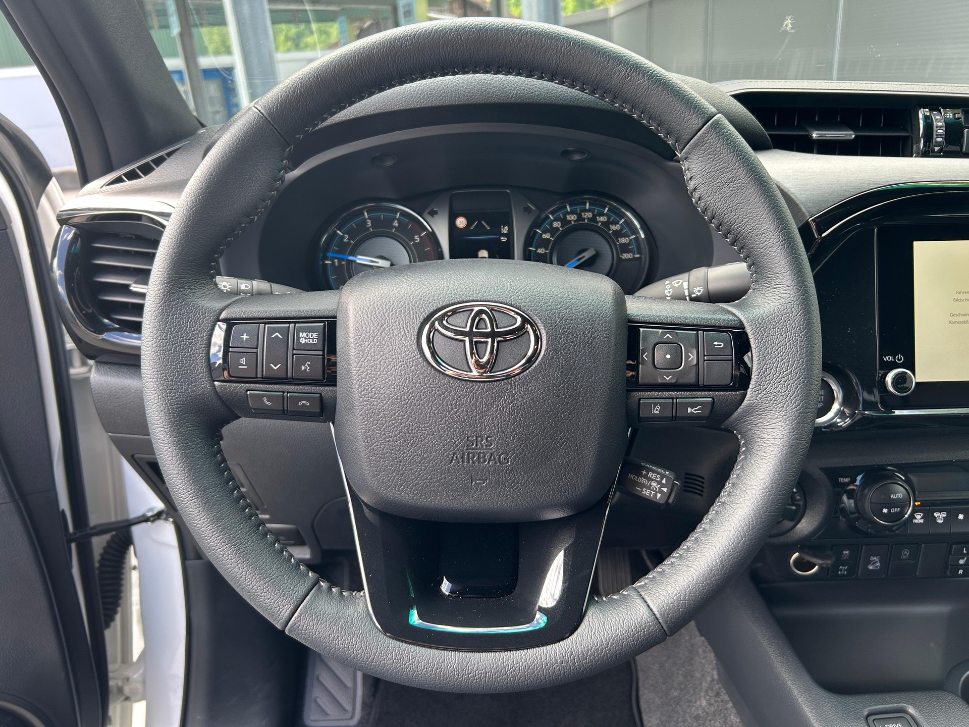 TOYOTA Hilux Double Cab.-Pick-up 2.8 D-4D MHEV 204 Invincible-image-8