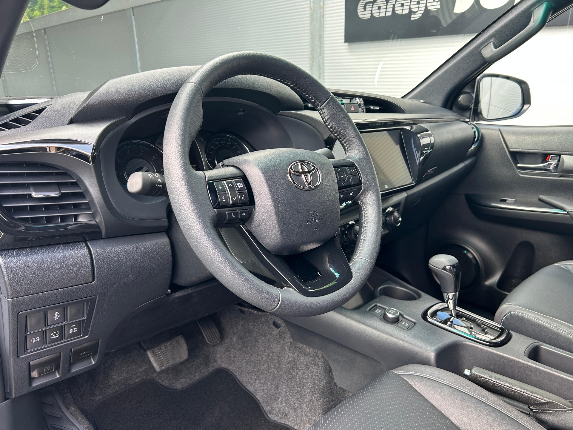 TOYOTA Hilux Double Cab.-Pick-up 2.8 D-4D MHEV 204 Invincible-image-7