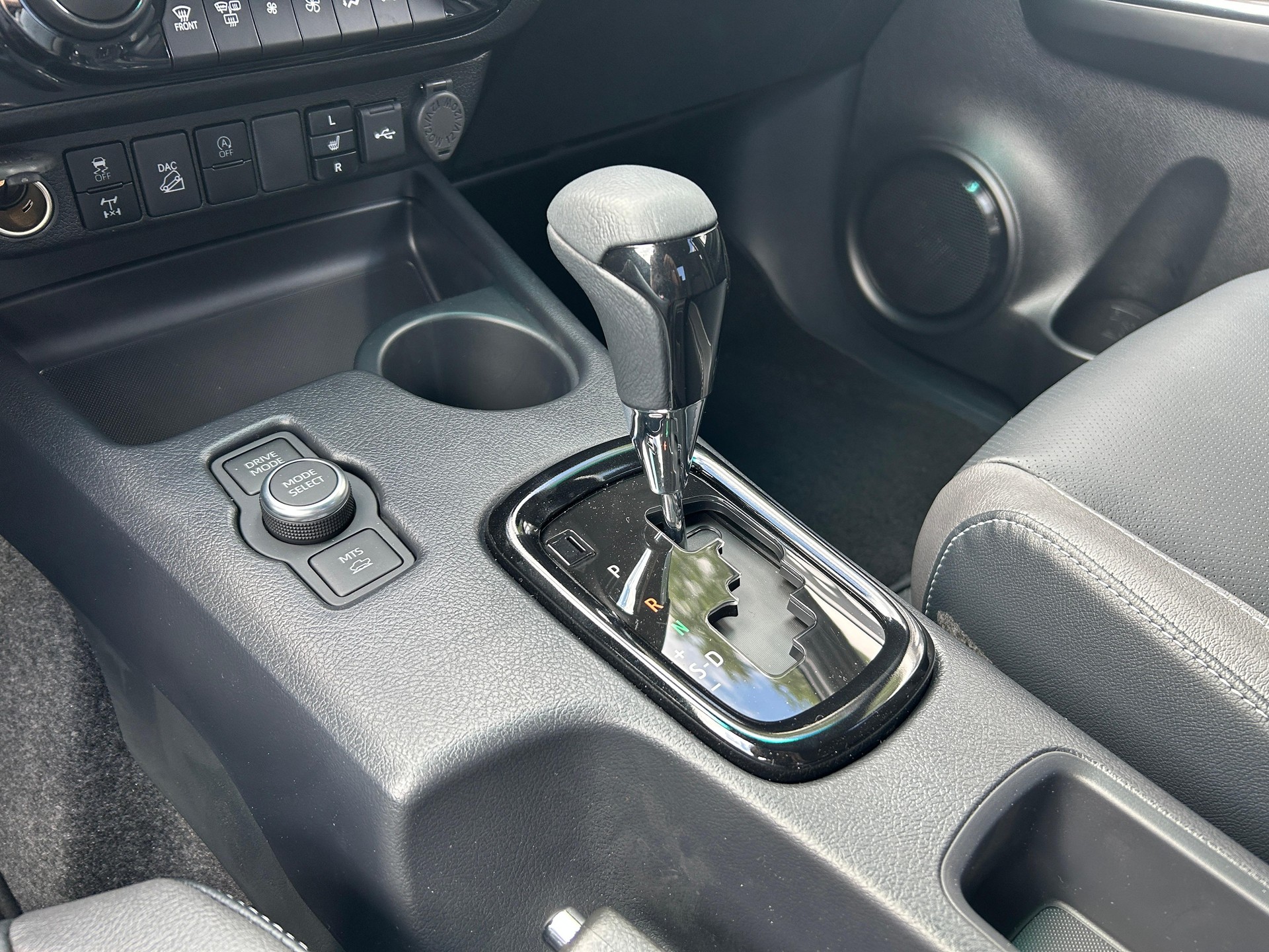 TOYOTA Hilux Double Cab.-Pick-up 2.8 D-4D MHEV 204 Invincible-image-12